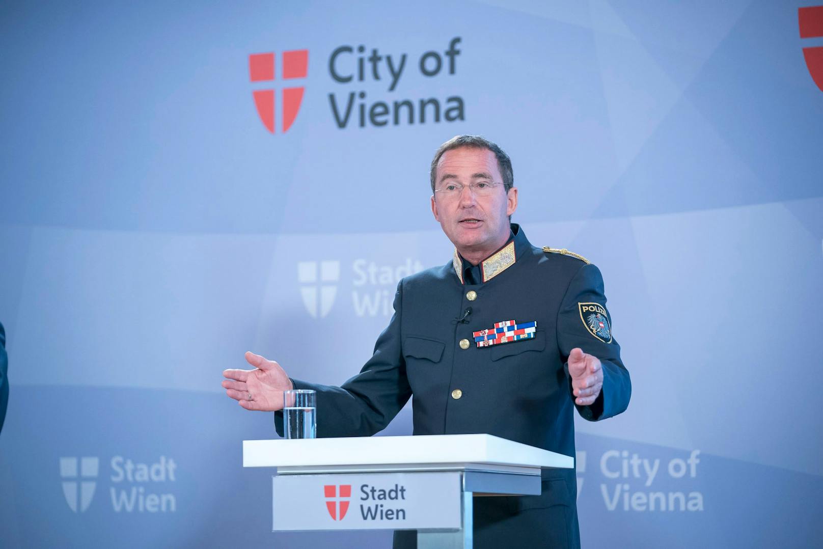 Wiens Landespolizeipräsident Gerhard Pürstl im Rahmen einer Pressekonferenz. Archivbild.