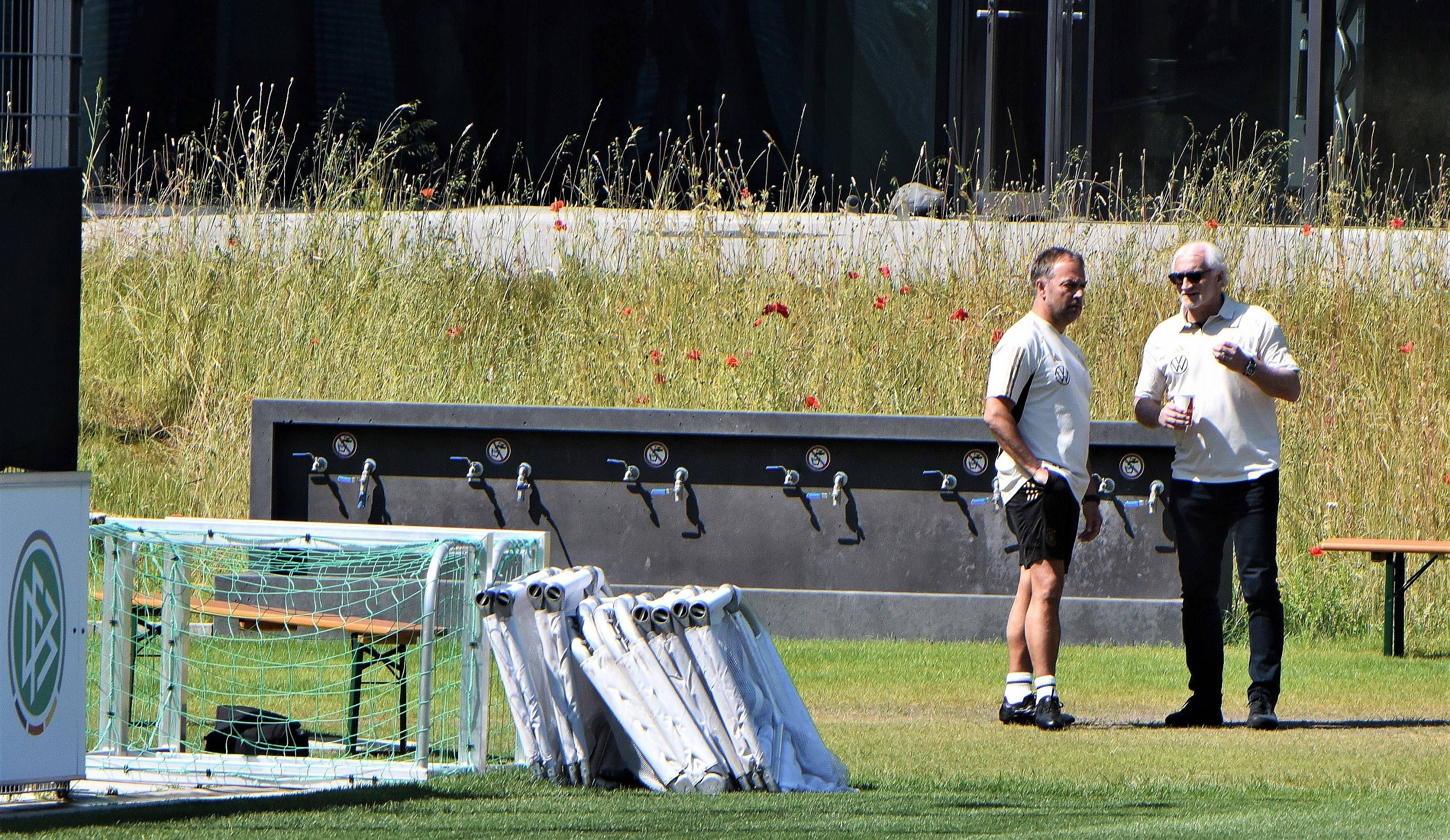 Rudi Völler hält an Hansi Flick fest.