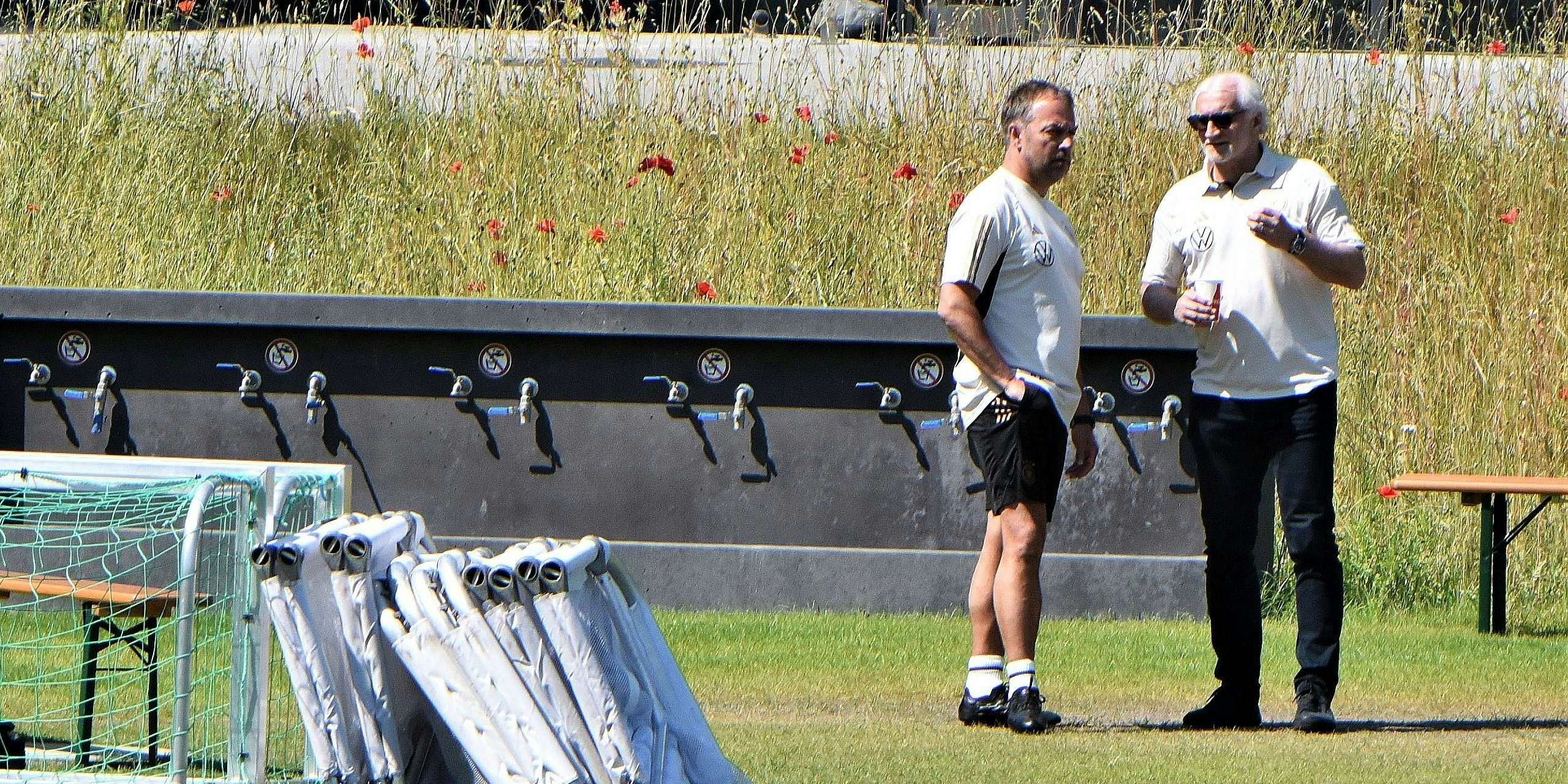 Rudi Völler hält an Hansi Flick fest.