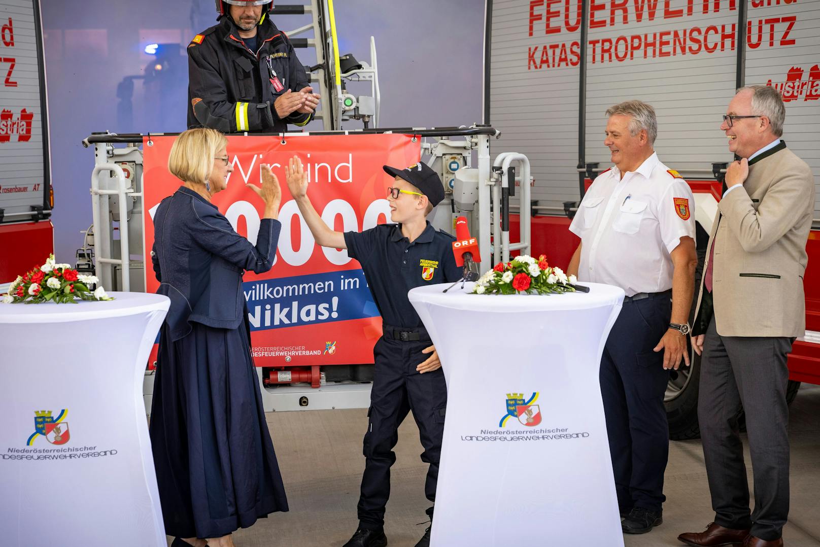 Ein High-Five von der LH – Auch Johanna Mikl-Leitner gratulierte.