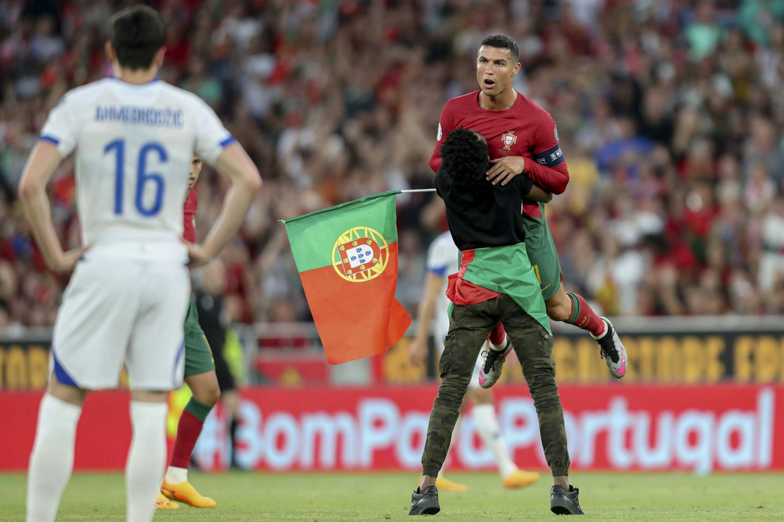Flitzer packt Ronaldo und hebt ihn in die Luft