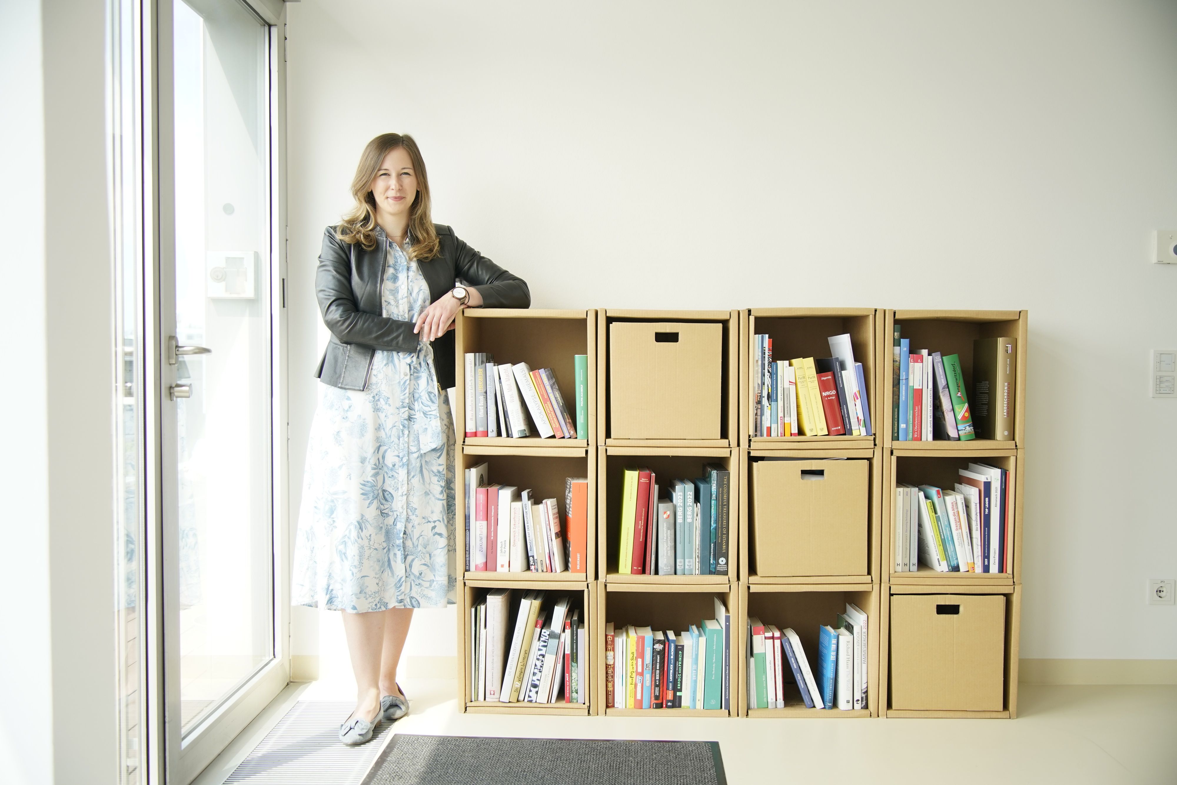 Die Einrichtung ist von Ikea. Ausnahme: ein Regal aus Karton eines Mühlviertler Start-ups.