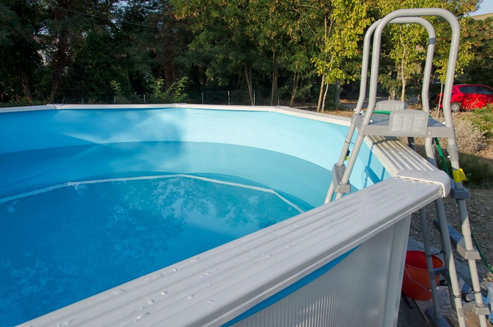 Im Bezirk Steyr-Land kletterte ein Kleinkind über die Seitenwand eines Aufstellpools. (Symbolbild)