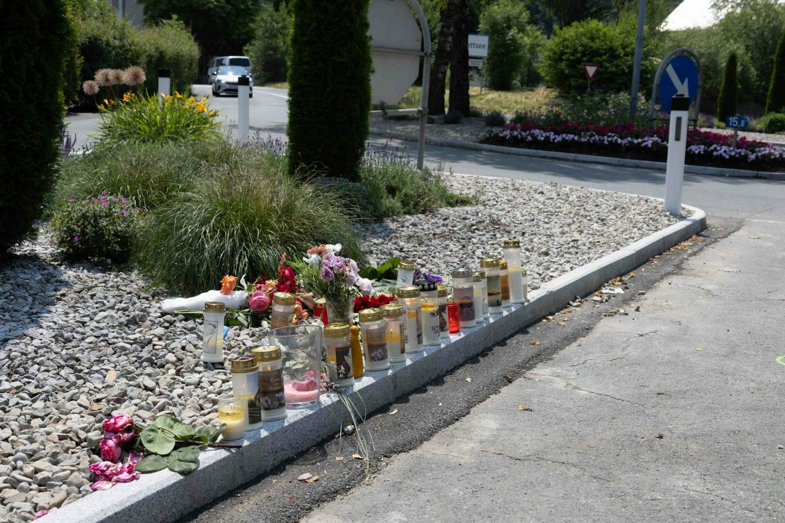 An der Unfallstelle erinnern Kerzen an die getötete Frau. 