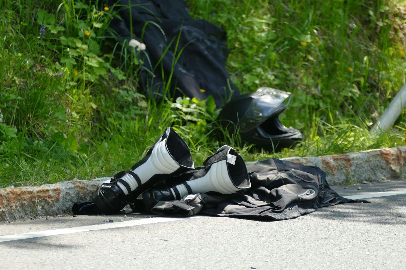 Zwei Motorradfahrer konnten dem Lenker noch ausweichen, ...