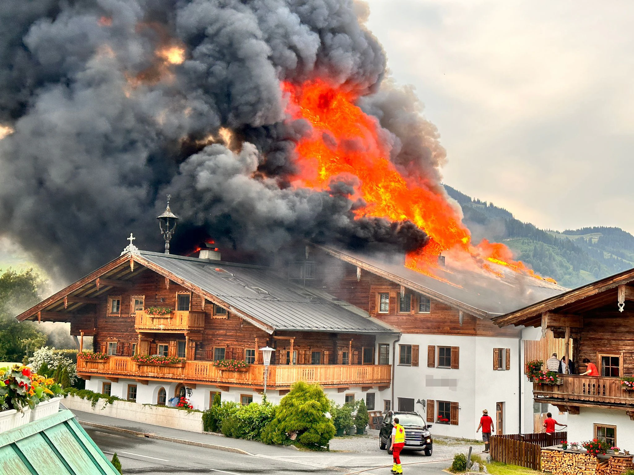 Grossbrand eines Bauernhauses in Kitzbühel  -Fotocredit: ZOOM.TIROL 