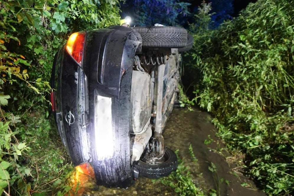 Der Pkw landete in einem Bach im Bezirk Neunkirchen.