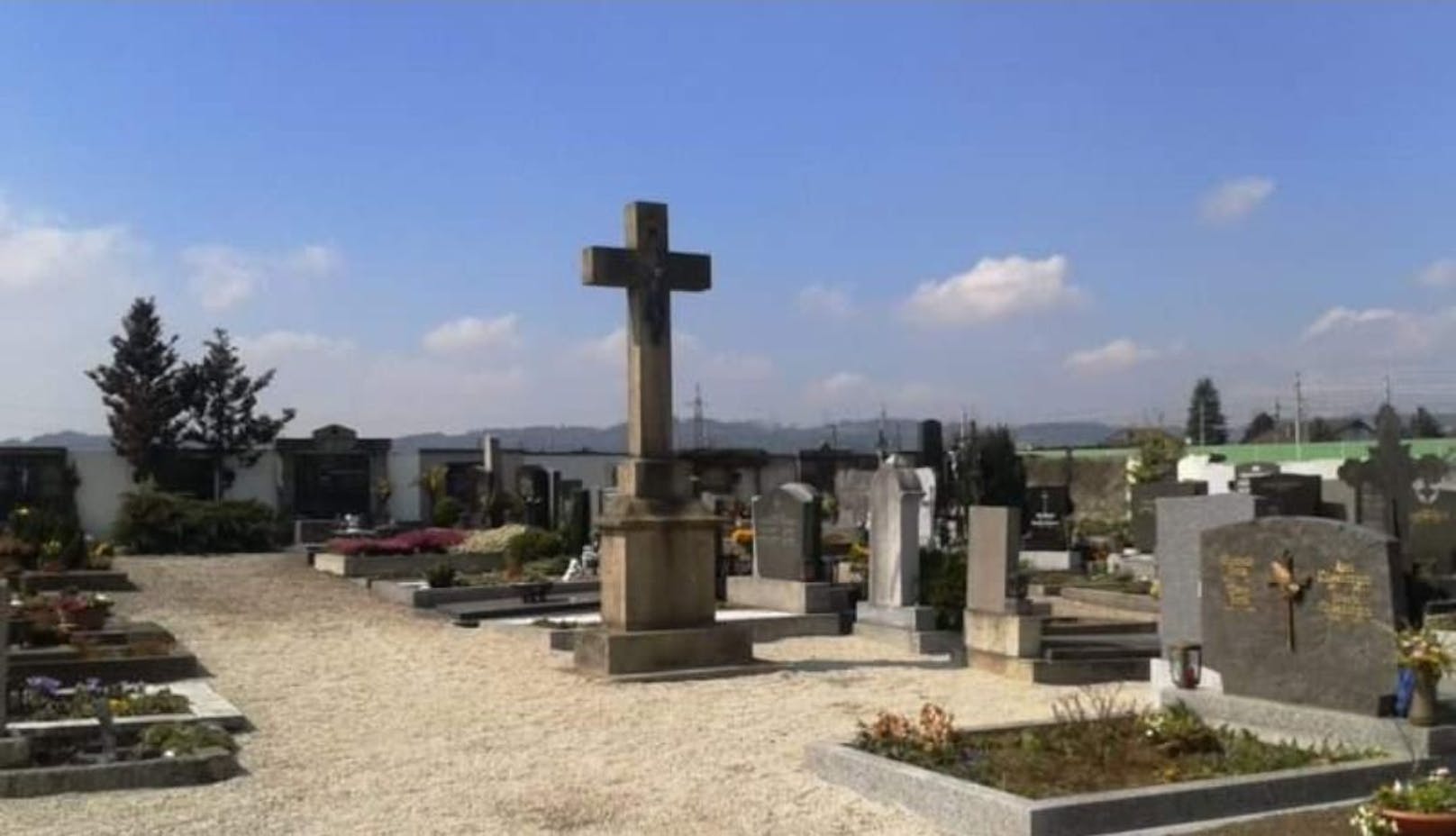 Makaber! Friedhof in NÖ soll wohnlicher werden