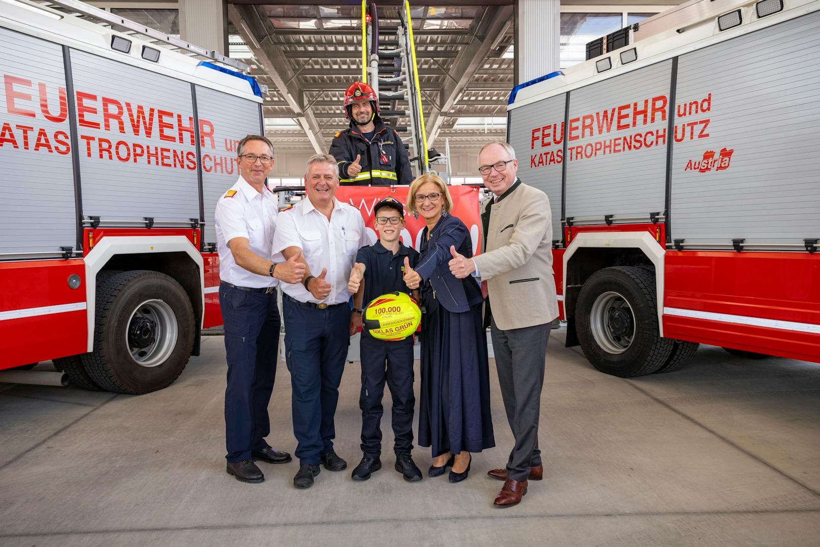 Landesfeuerwehrkommandant-Stellvertreter Martin Boyer, Landesfeuerwehrkommandant Dietmar Fahrafellner, Niklas Grün, Johanna Mikl-Leitner und ihr Vize Stephan Pernkopf.