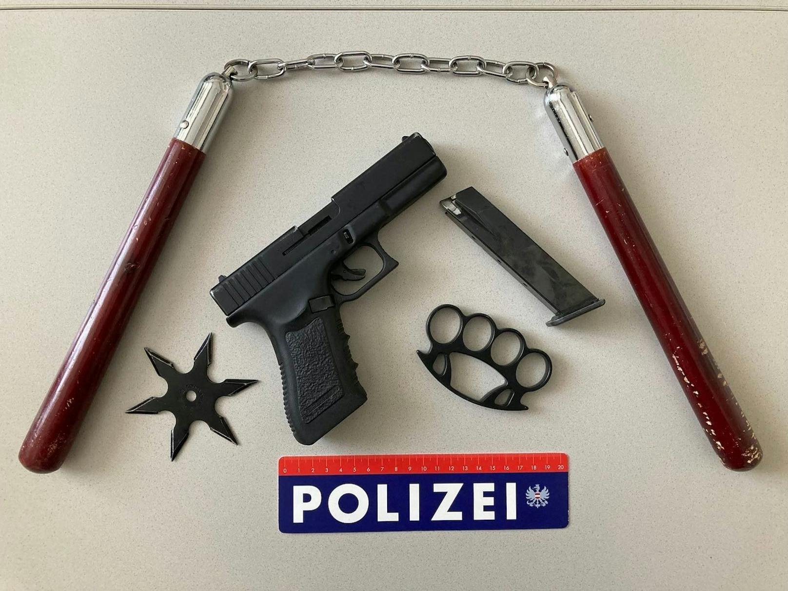 Auch diese Waffen wurden bei den Verdächtigen gefunden.