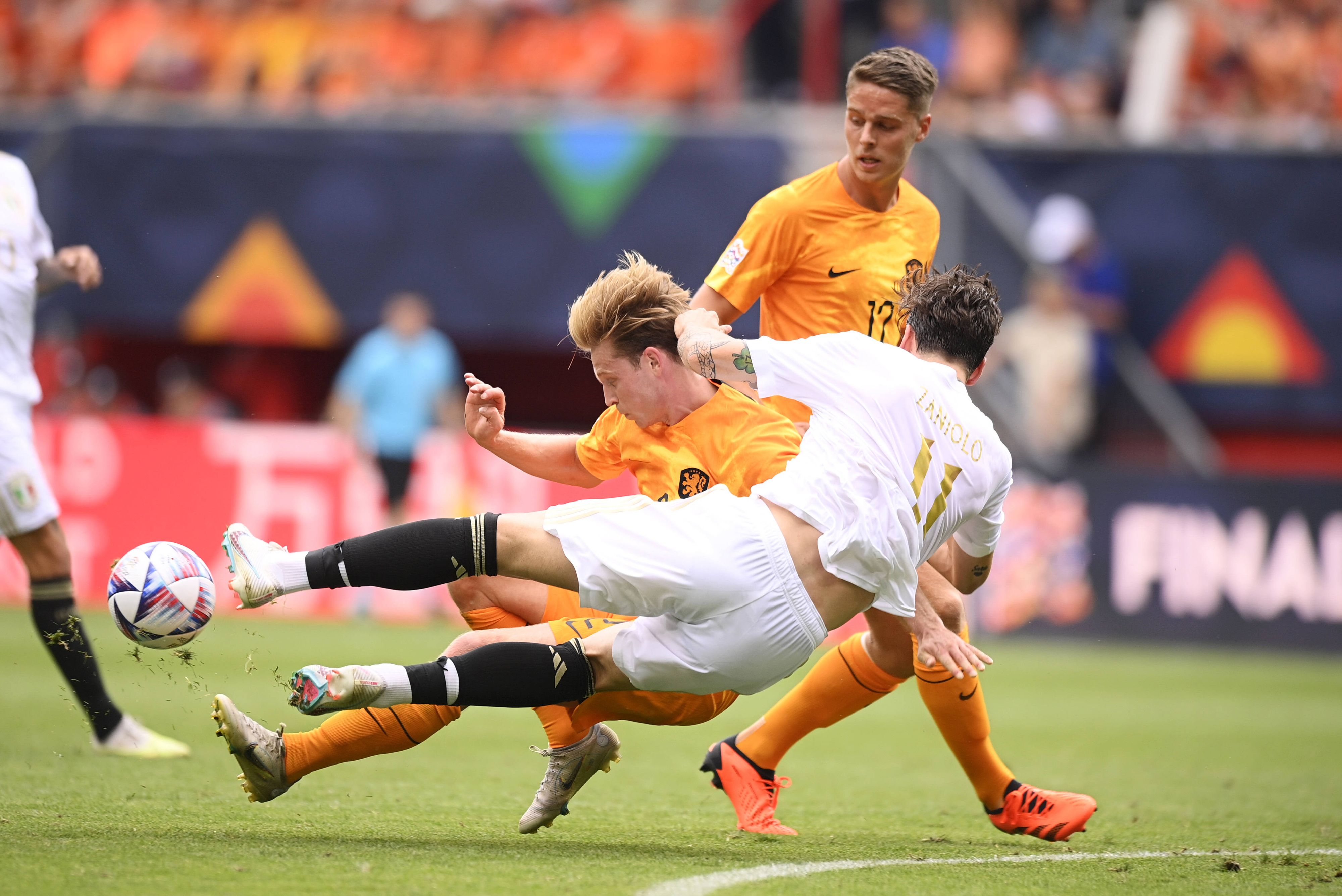 Holland kämpfte, unterlag Italien aber mit 2:3.