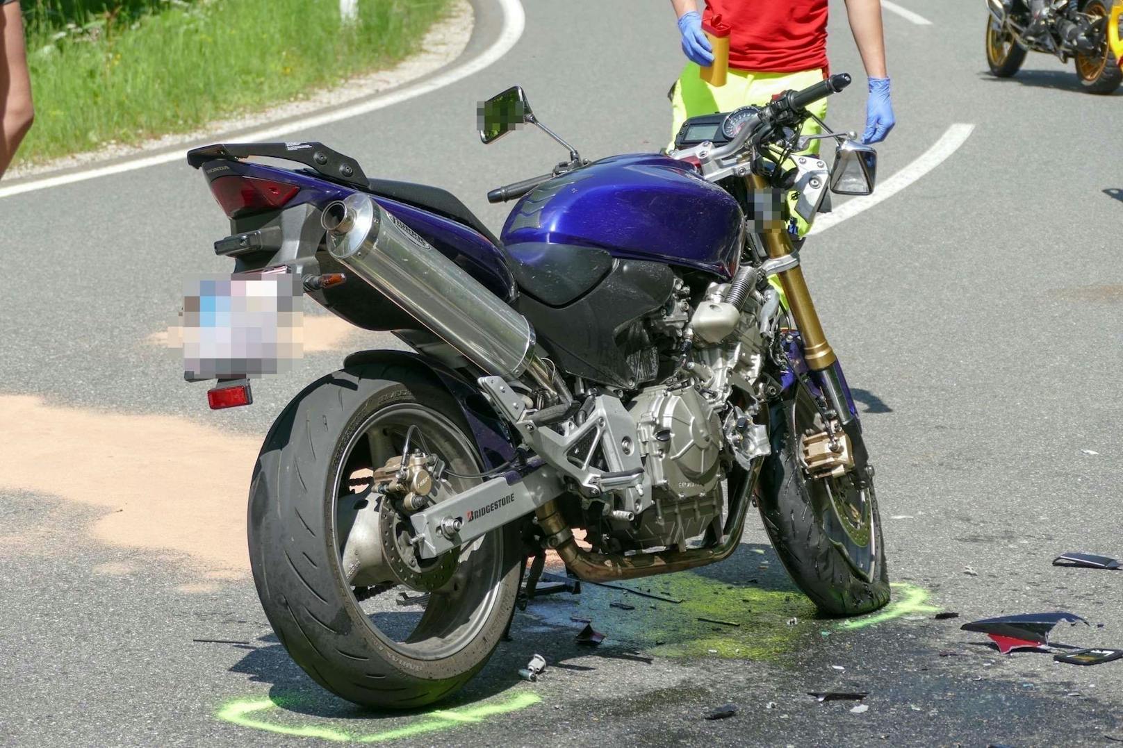 Ein Motorradfahrer wurde mit dem Rettungshubschrauber ...