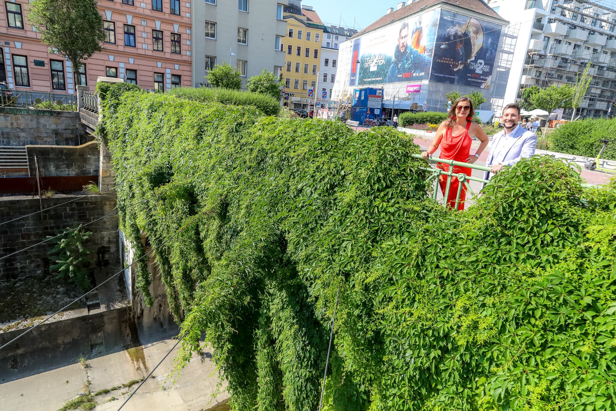 Stadträtin Ulli Sima und Bezirksvorsteher Markus Rumelhart (beide SPÖ) am Wienfluss, der nun begrünt wird mit Bäumen und Kräuterbeeten. Rumelhart rechnet damit, dass sich das positiv auf das Bezirksklima auswirkt.&nbsp;