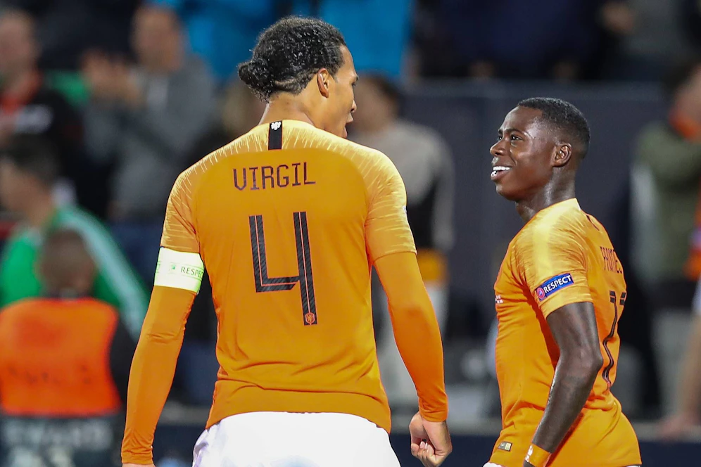 Quincy Promes (r.) mit Niederlande-Superstar Virgil van Dijk.