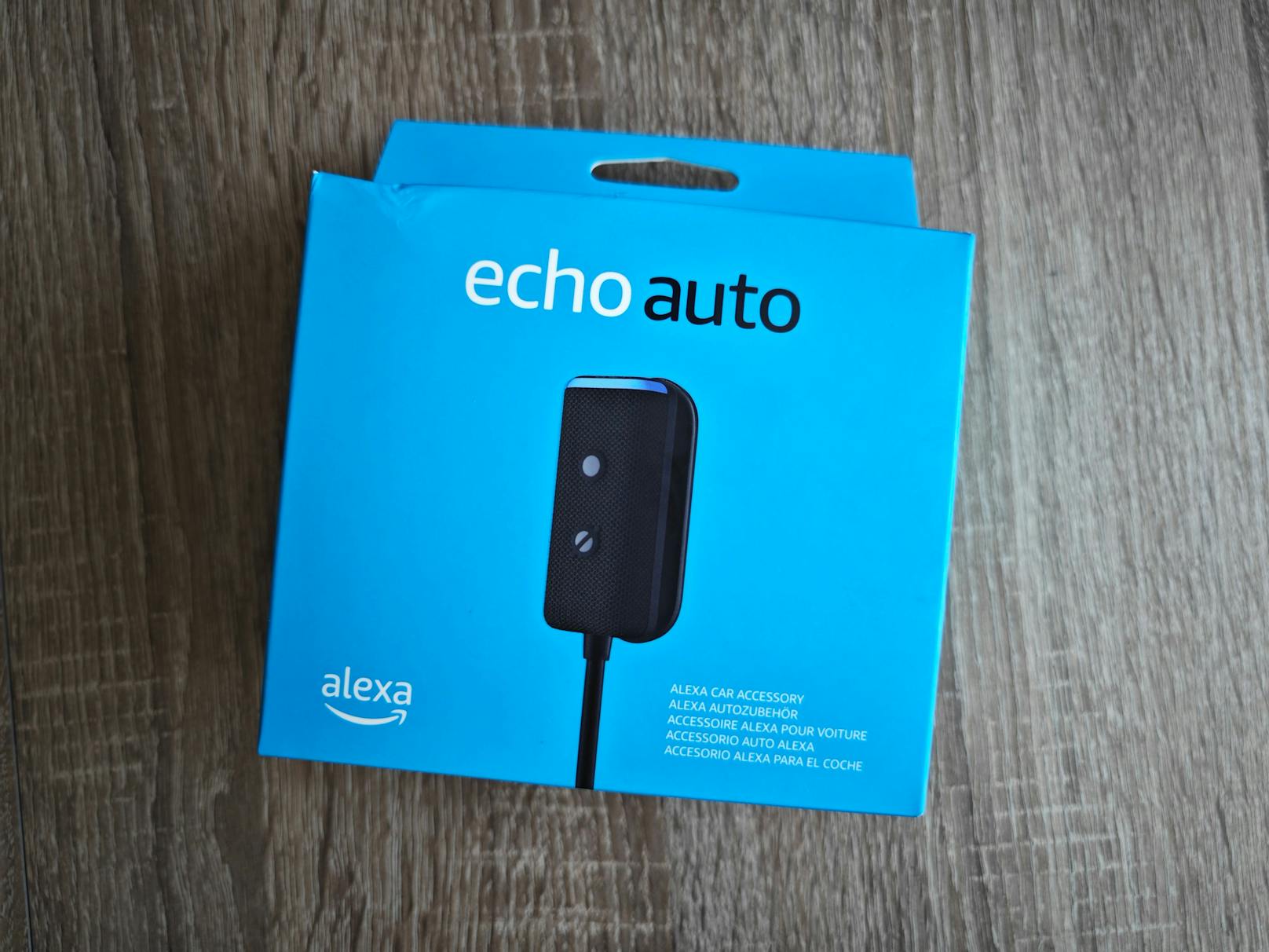 Das zweite Generationsmodell von Amazon Echo Auto sieht aus wie ein kleines Ansteck-Mikrofon mit einer Bediensteuerung entlang des Kabels, das in einem ...