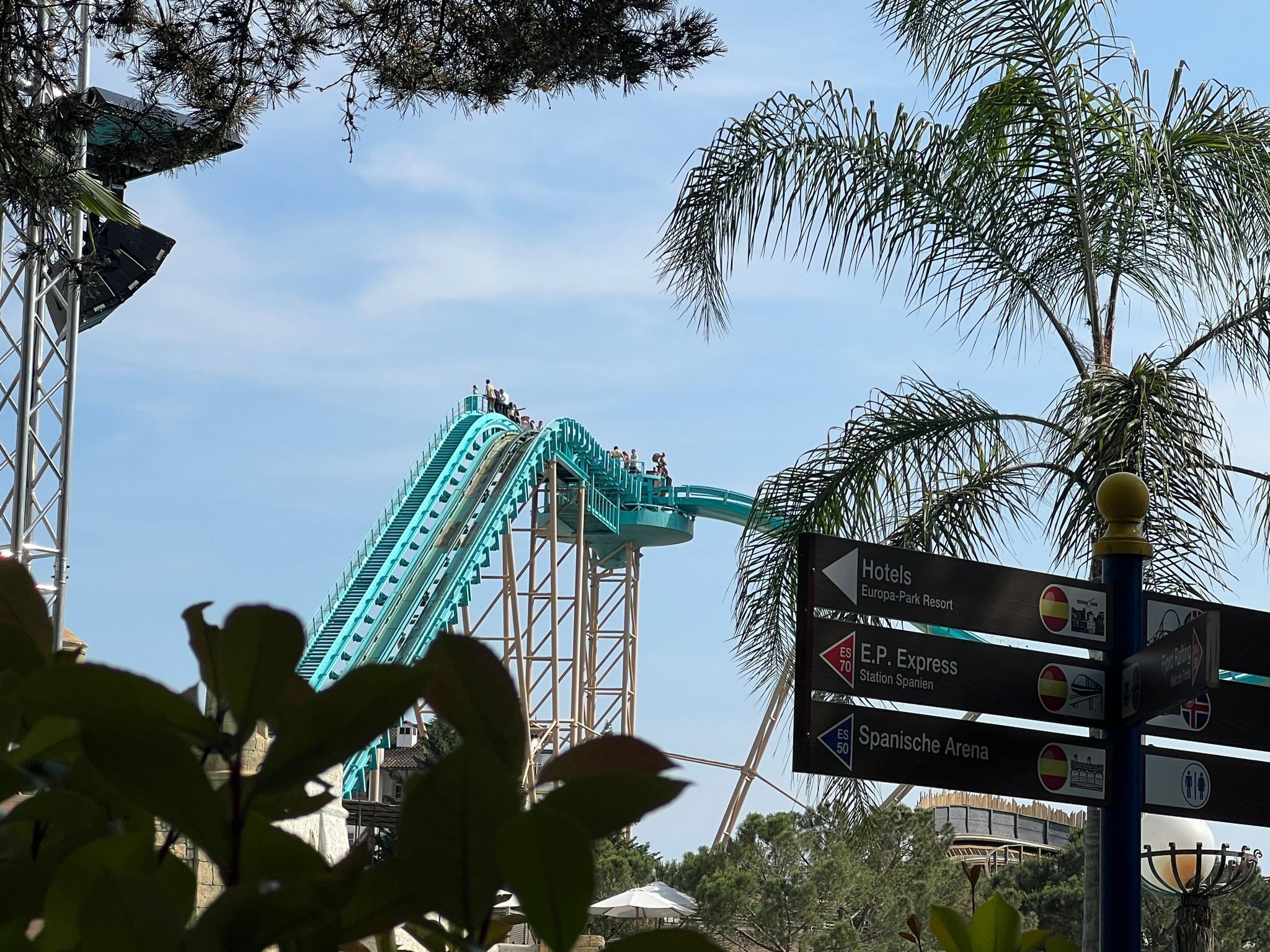Leute bleiben auf  Achterbahn stecken – Zugang zu Brand wird abgesperrt.