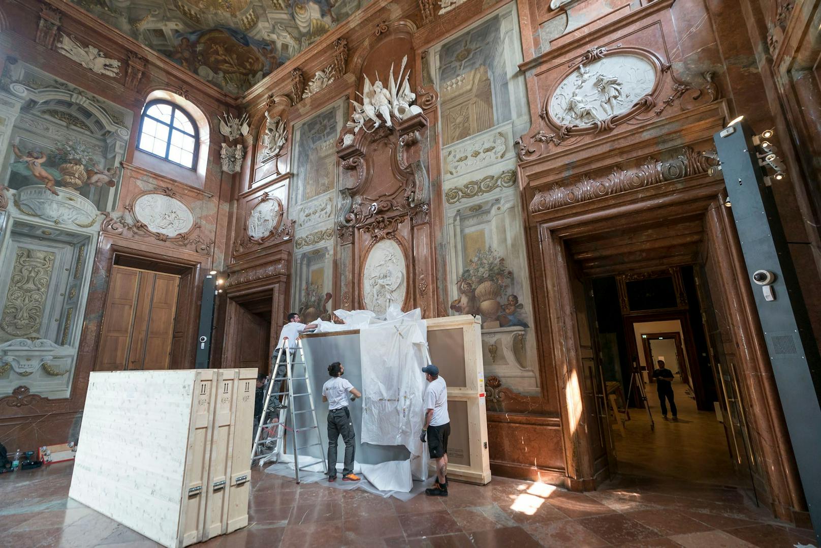 Aufbauarbeiten der Ausstellung "Kolossal" im Unteren Belvedere.