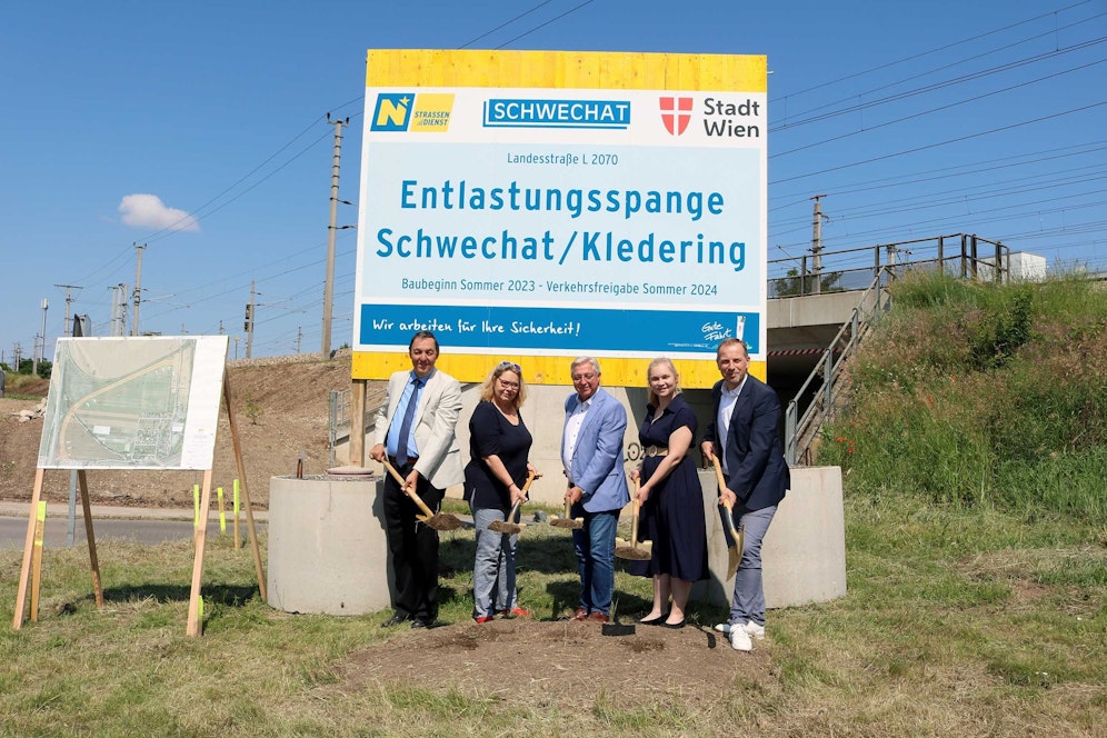 Niederösterreichs Straßenbau-Direktor Josef Decker, Schwechats Bürgermeisterin Karin Baier (SPÖ) , Nationalratsabgeordnete Werner Herbert (FPÖ) und , Maria Himmelbauer (ÖVP) und Wiener Gemeinderat Stephan Auer-Stüger (SPÖ, v.l.) beim Spatenstich