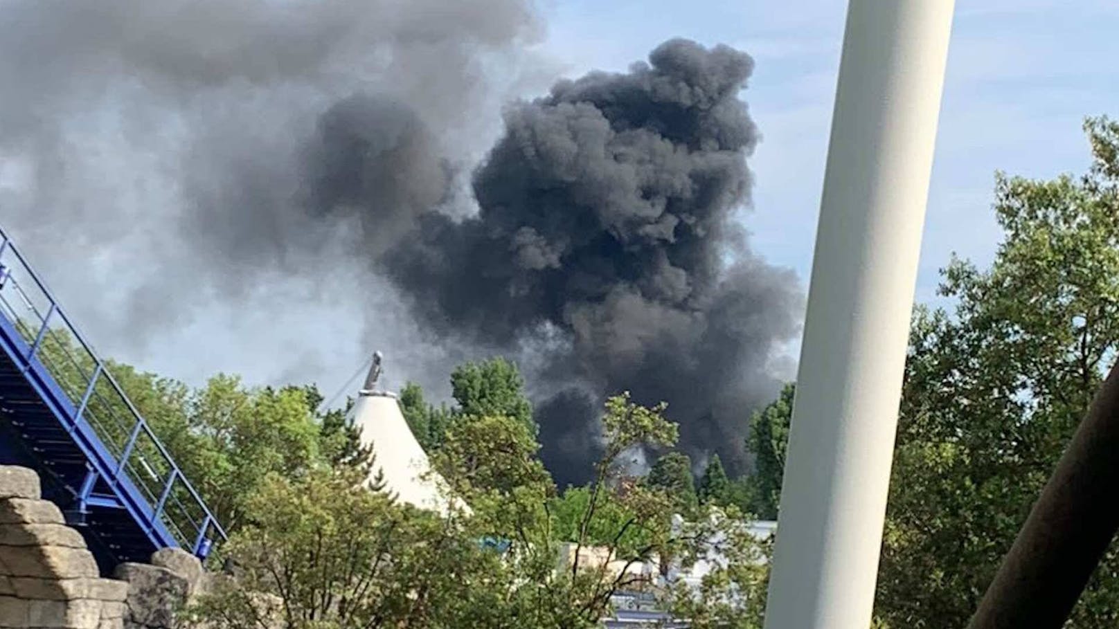 Großbrand im Europapark: "Plötzlich hat es laut geknallt"