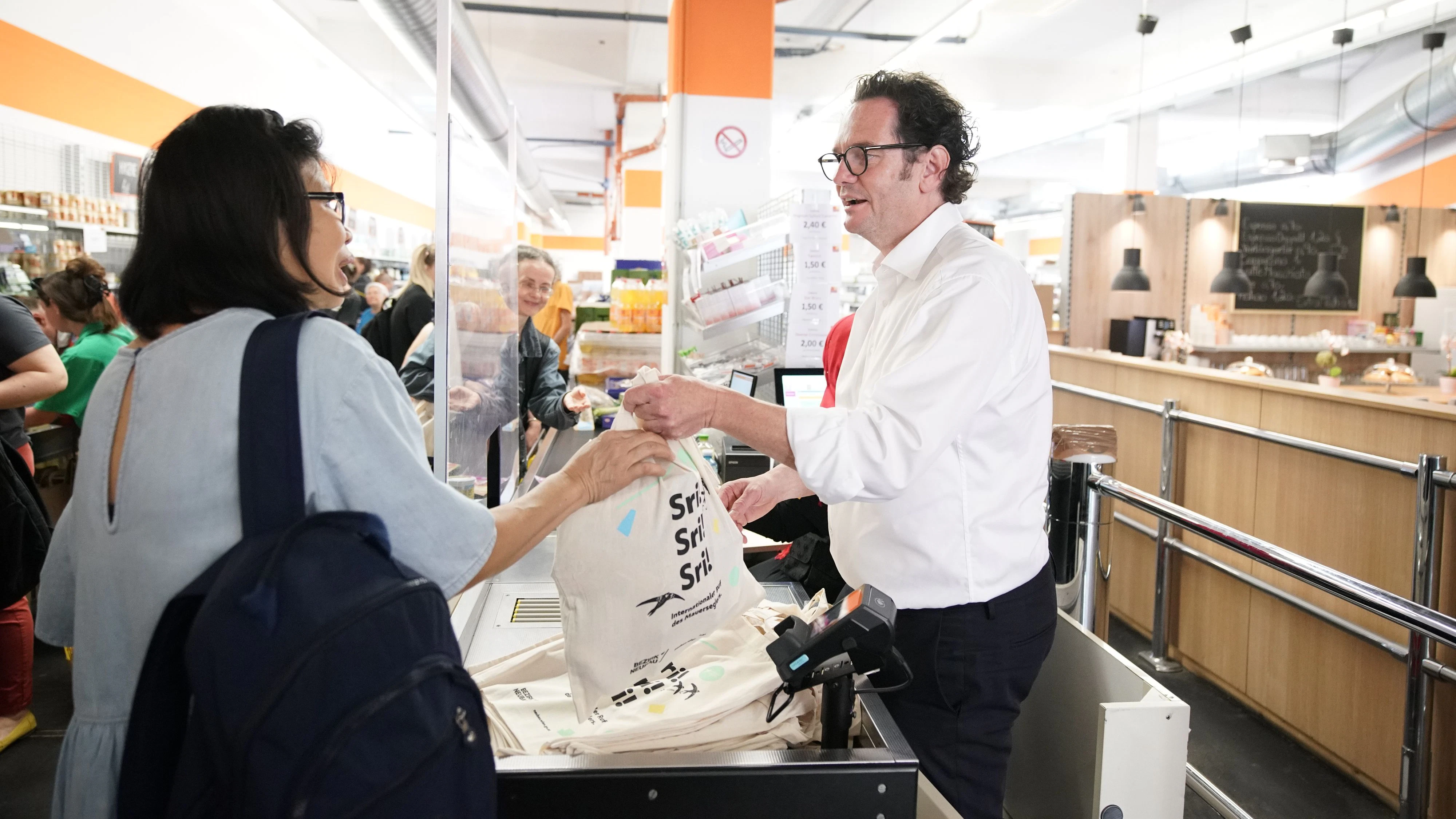 Neubau-Bezirkschef Markus Reiter (Grüne) half im Sozialmarkt des Hilfswerks mit. 