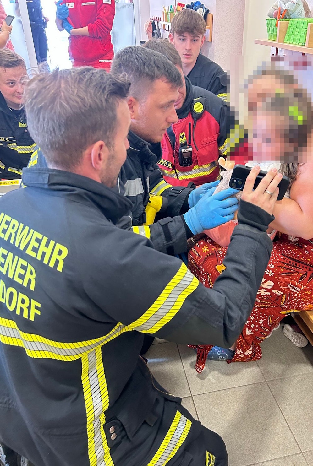 Feuerwehr kümmerte sich rührend um die Kleine.