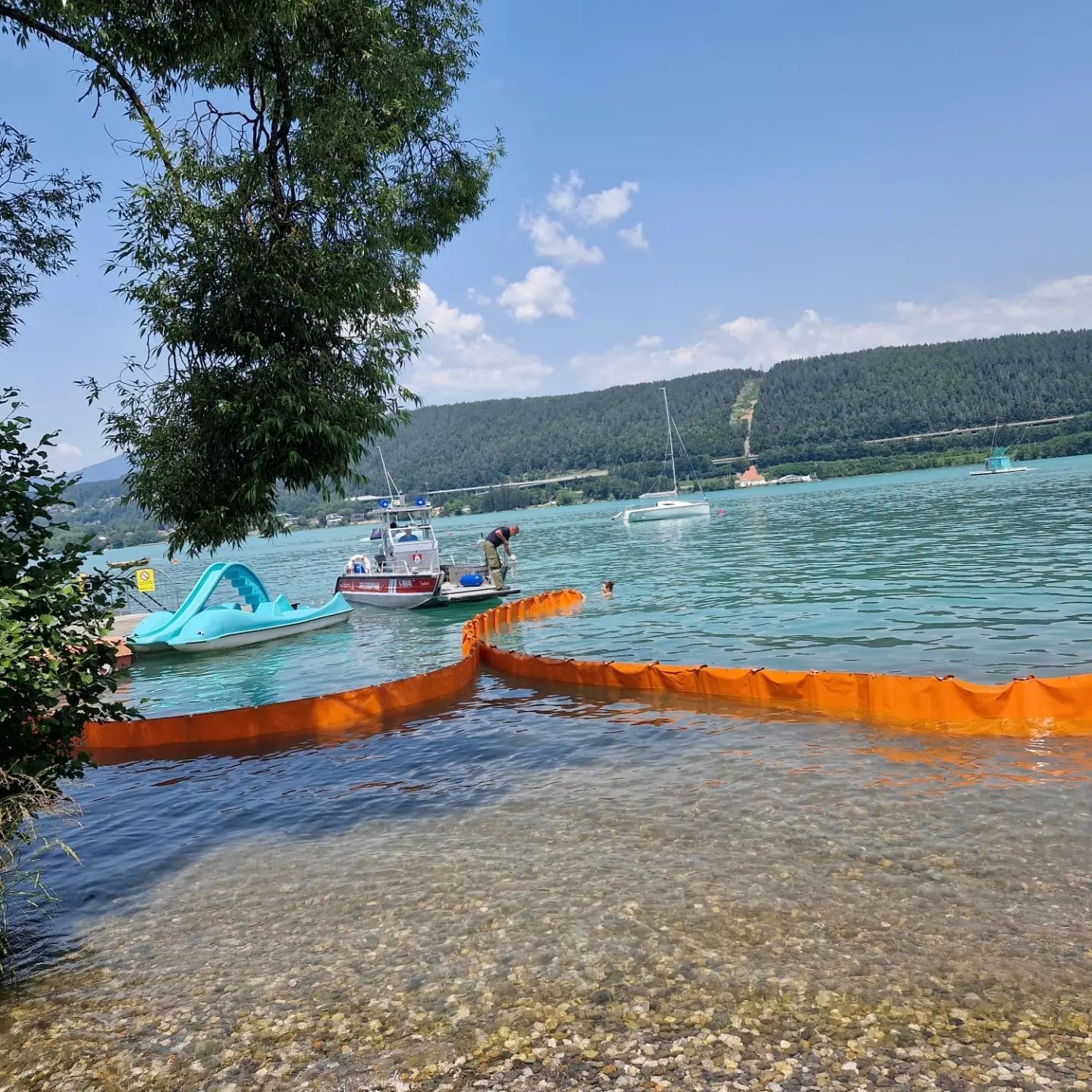 Die Feuerwehr errichtete eine Ölsperre.
