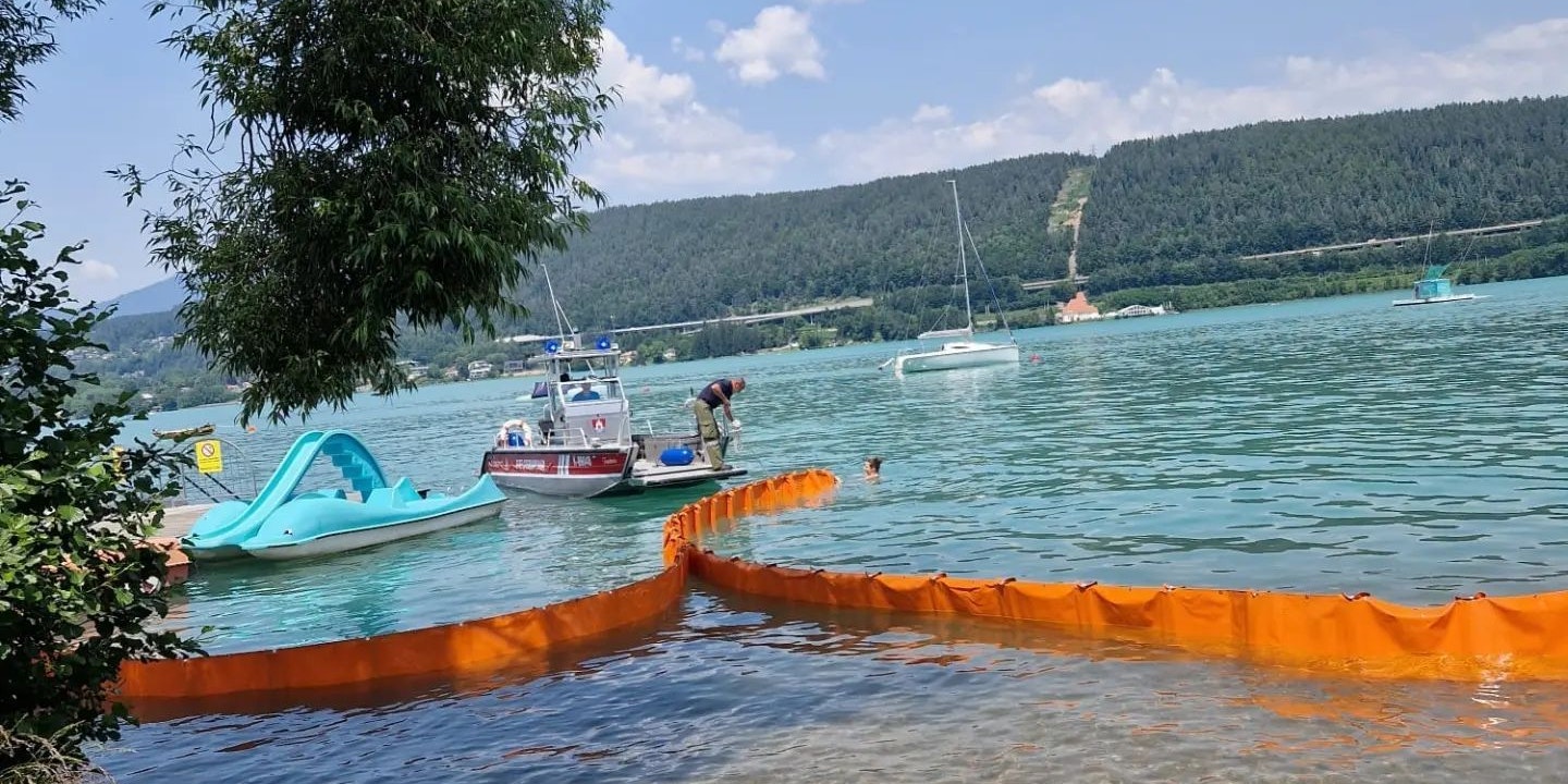 Die Feuerwehr errichtete eine Ölsperre.
