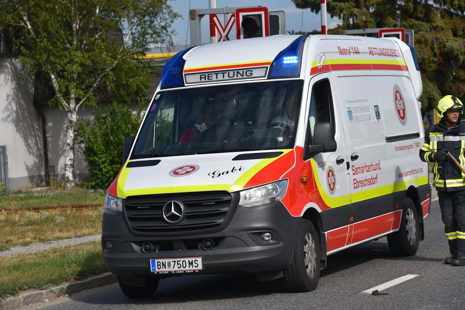 Rettungswagen des Arbeitersamariterbundes im Einsatz war in einen Verkehrsunfall verwickelt - 2 Sanis und Pkw-Lenker wurden verletzt.