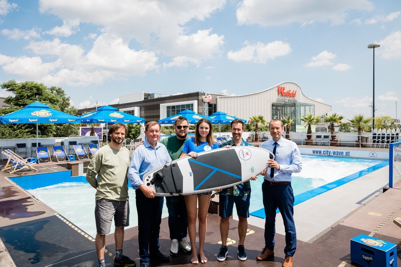 Michael Krikula (Betreiber CityWave), Herbert Janschka (Bgm. Wiener Neudorf), Lucas Prodinger (Betreiber CityWave), Surferin, Clemens Kreitner (Betreiber CityWave) und Zsolt Juhasz (Center Manager Westfield Shopping City Süd)