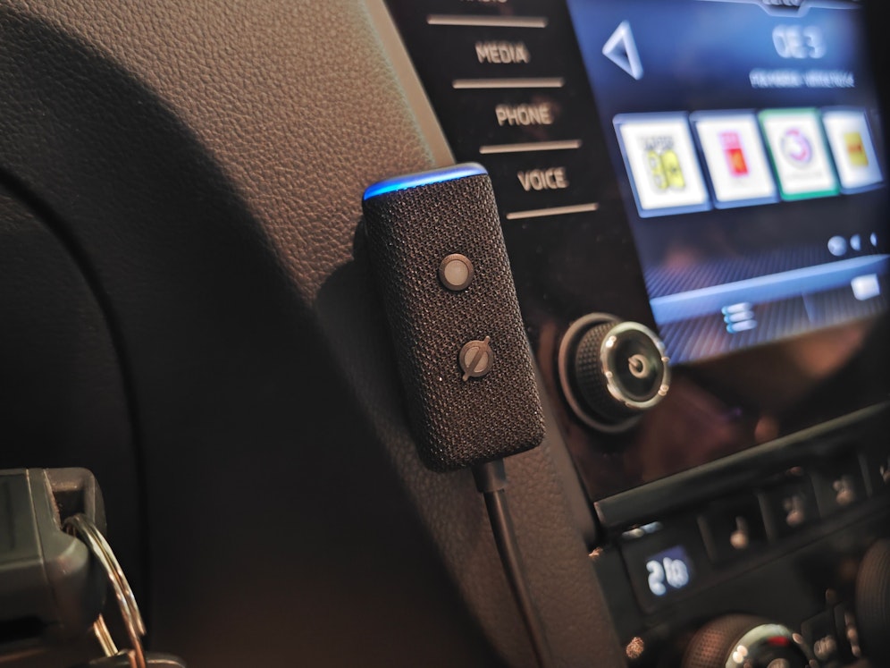 Amazon Echo Auto ist in der 2. Generation schicker, bietet alle Alexa-Funktionen für unterwegs und ist eine Alternative zu Carplay oder Android Auto.