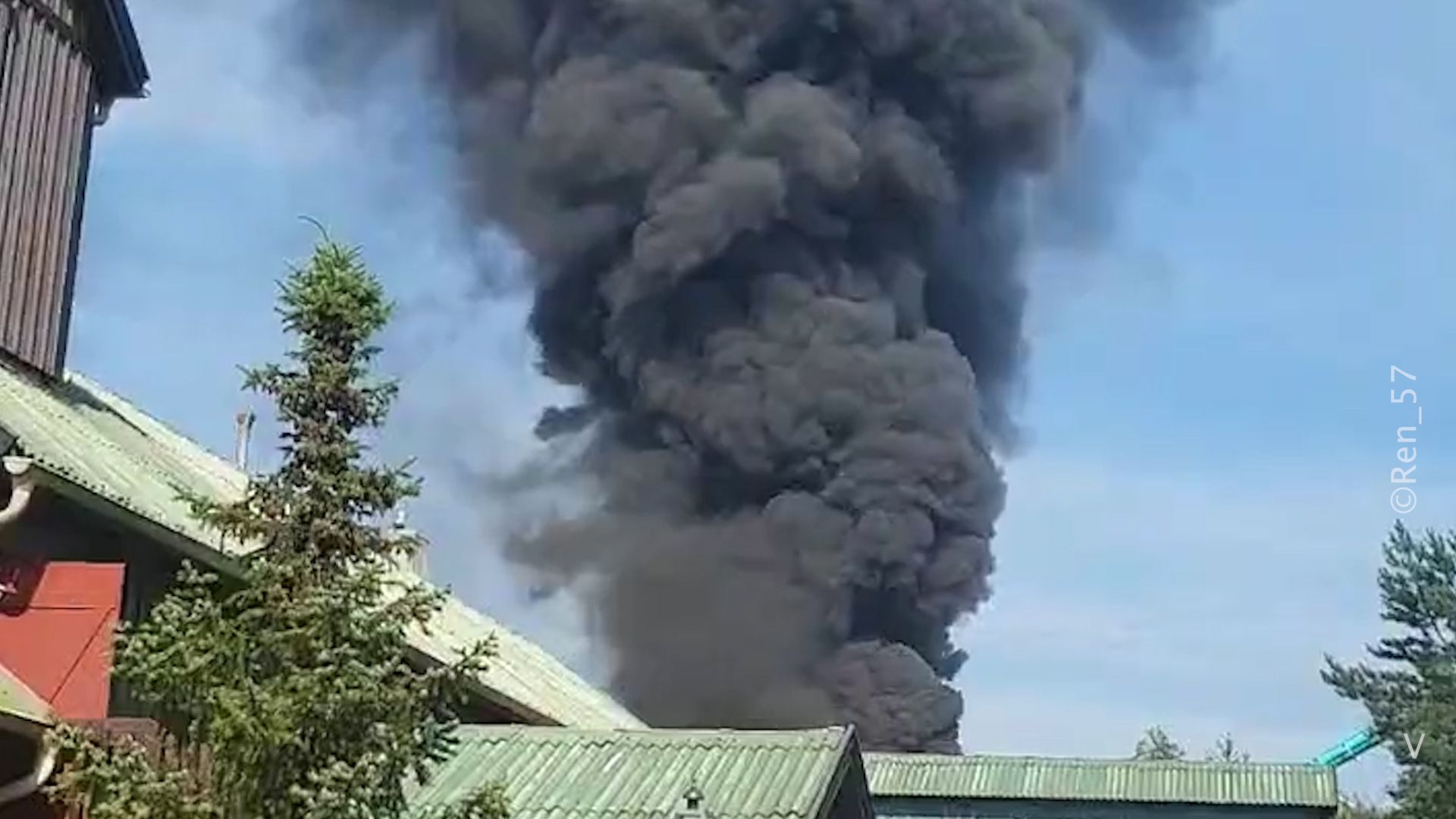 Riesige Rauchschwaden stiegen am Montagnachmittag über dem Europa-Park auf.
