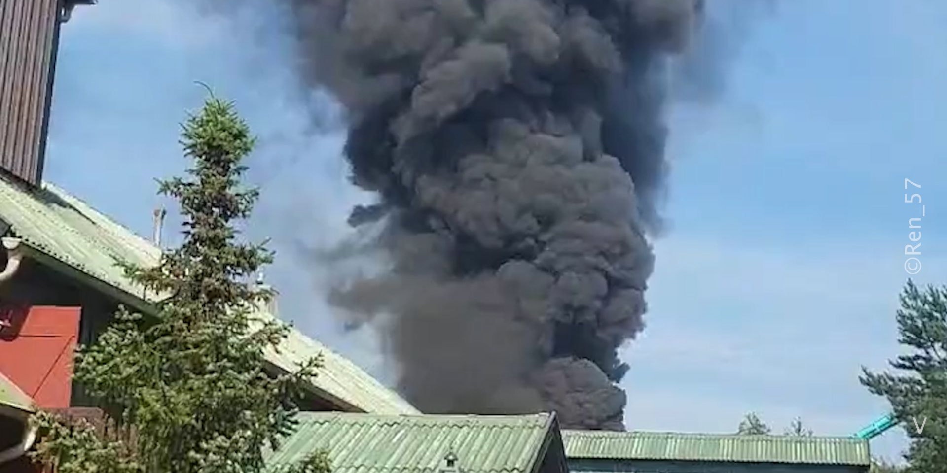 Download von www.picturedesk.com am 19.06.2023 (19:11).  19 June 2023, Baden-Württemberg, Rust: Smoke can be seen above a building at Europa-Park. A fire has broken out at Europa-Park in Rust. The exact extent is not yet clear, said a police spokeswoman on Monday evening. However, the column of smoke could be seen from afar. - Repetition in better quality Photo: Eberlein/vifogra/dpa - 20230619_PD7142 - Rechteinfo: Rights Managed (RM)