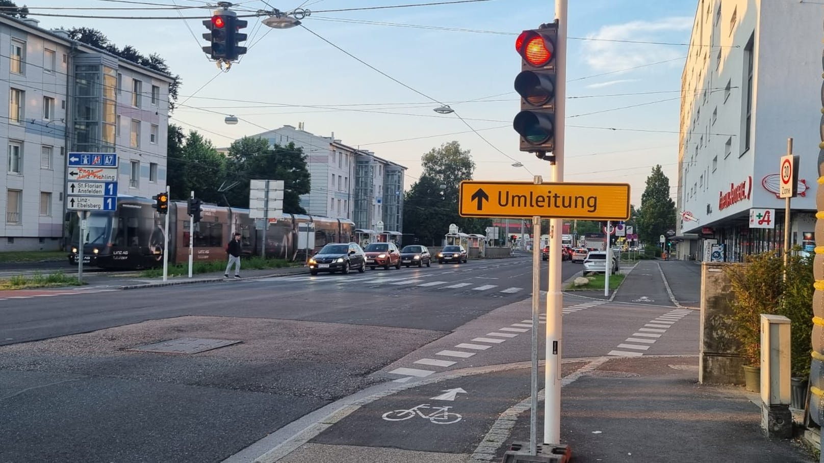 In der Nacht auf den 19. Juni wurde der Mona-Lisa-Tunnel im Linzer Süden wegen Sanierungsarbeiten gesperrt. Schon um 6 Uhr Früh ging in Ebelsberg nichts mehr.