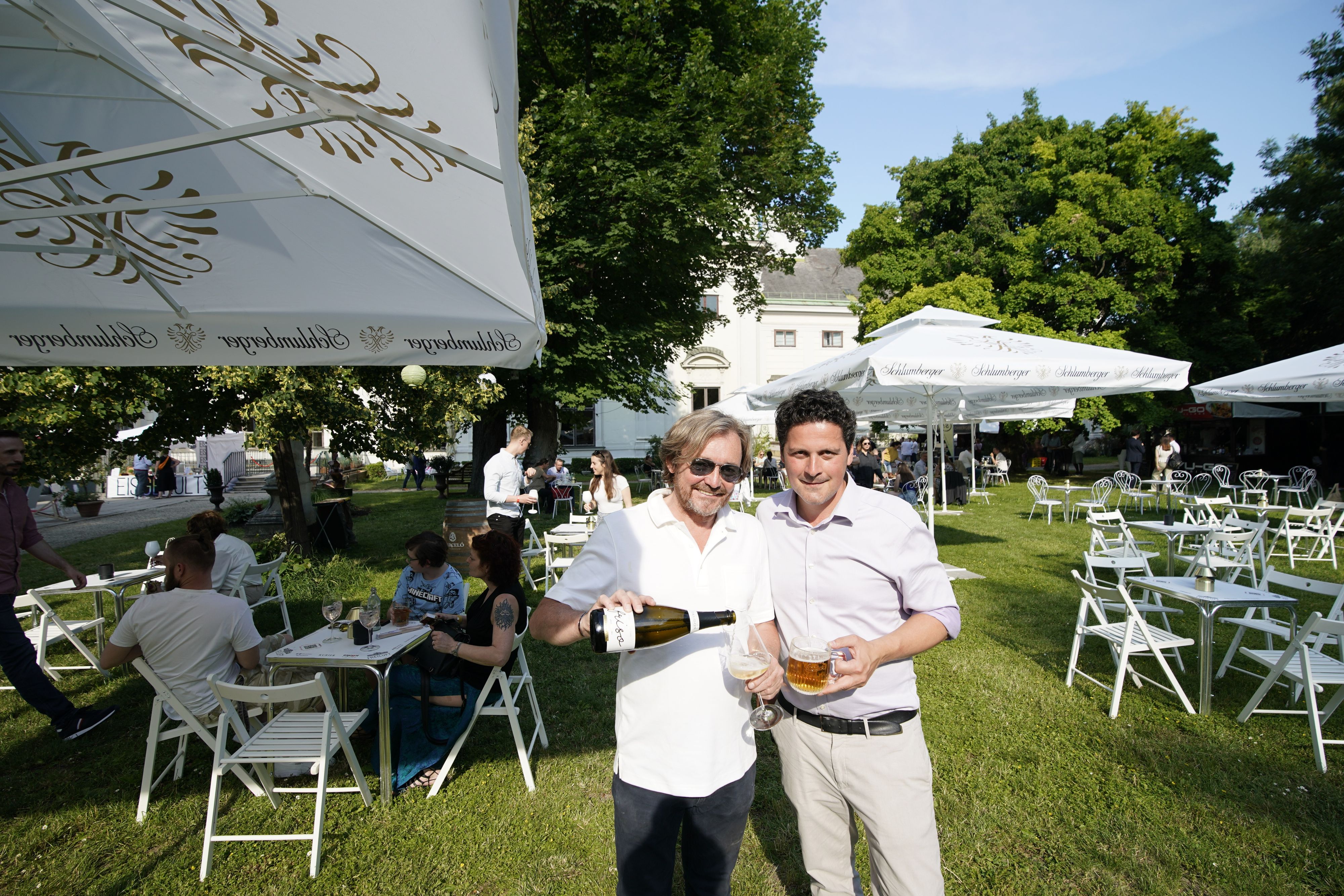 Zum Wohl! Friso Schopper, Chef der Bar à Champagne, mit Freiluft-Veranstalter Paul Rittenauer (v.li.)
