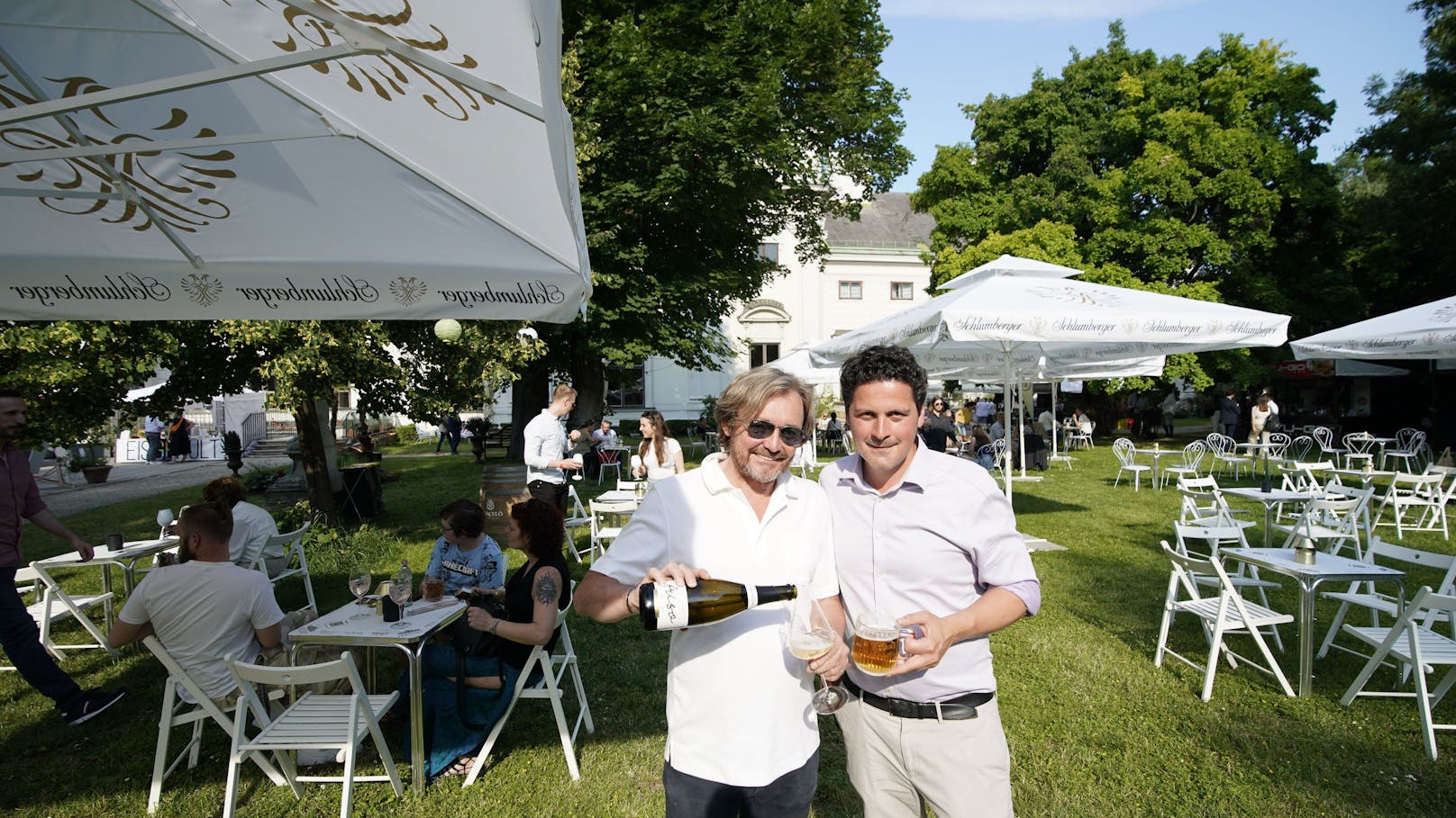 Zum Wohl! Friso Schopper, Chef der Bar à Champagne, mit Freiluft-Veranstalter Paul Rittenauer (v.li.)