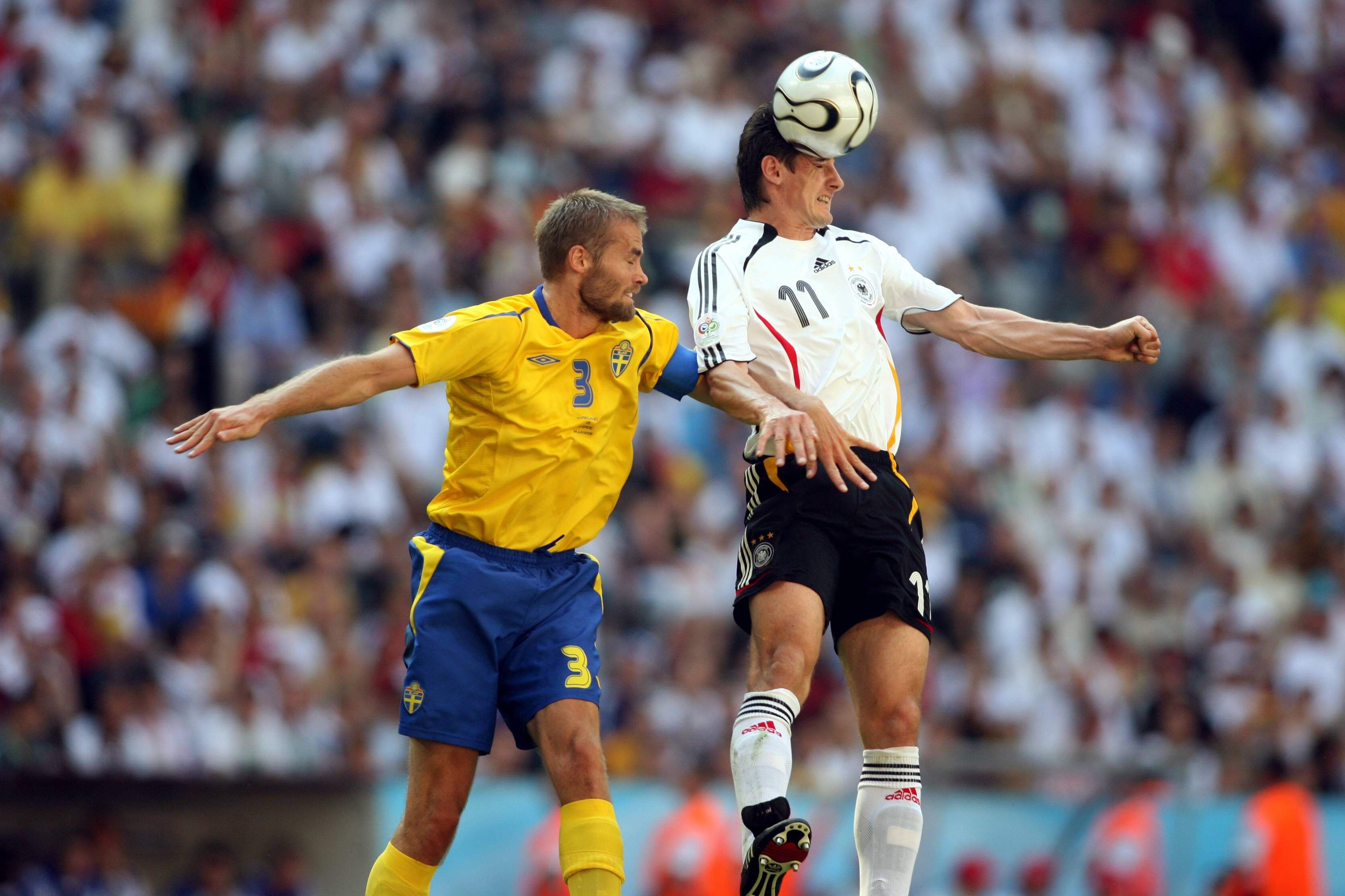 Olof Mellberg 2006 im Zweikampf mit WM-Rekordtorschütze Miroslav Klose im Duell Schweden gegen Deutschland.