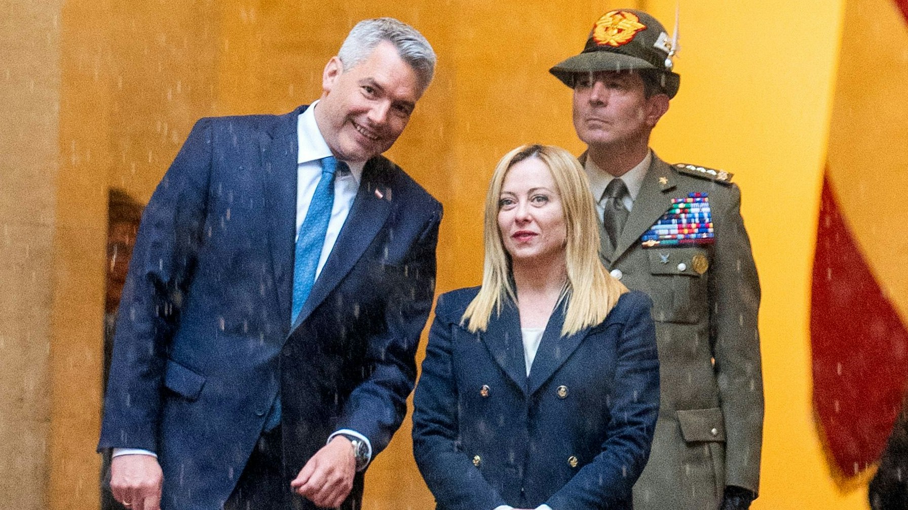 Download von www.picturedesk.com am 19.06.2023 (14:49).  ABD0129_20230502 - ROM - ITALIEN: Bundeskanzler Karl Nehammer (ÖVP) und die italienische Ministerpräsidentin Giorgia Meloni am Dienstag, 02. Mai 2023, vor Beginn eines Arbeitsgesprächs im Rahmen eines Besuchs des Bundeskanzlers in Rom. - FOTO: APA/GEORG HOCHMUTH - 20230502_PD3964 - Rechteinfo: Rights Managed (RM)