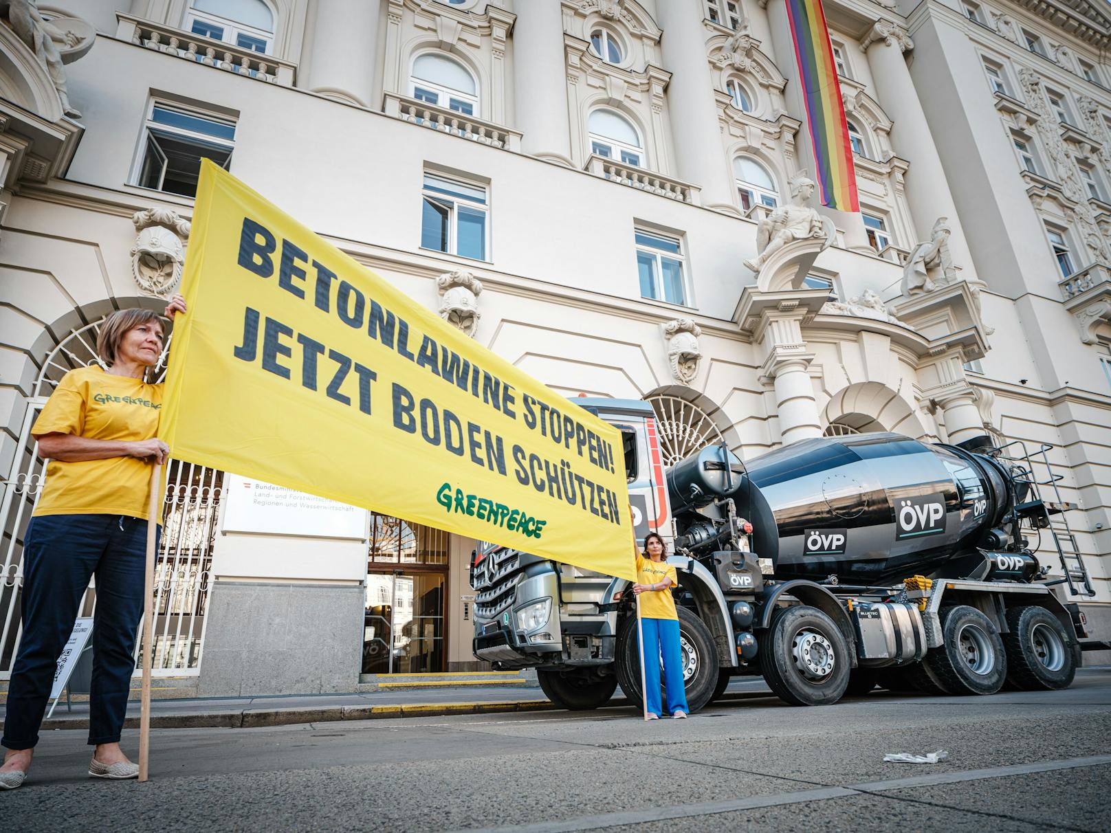 Greenpeace-Aktivisten fuhren a Montag mit einem Betonmischer vor dem Ministerium vor.