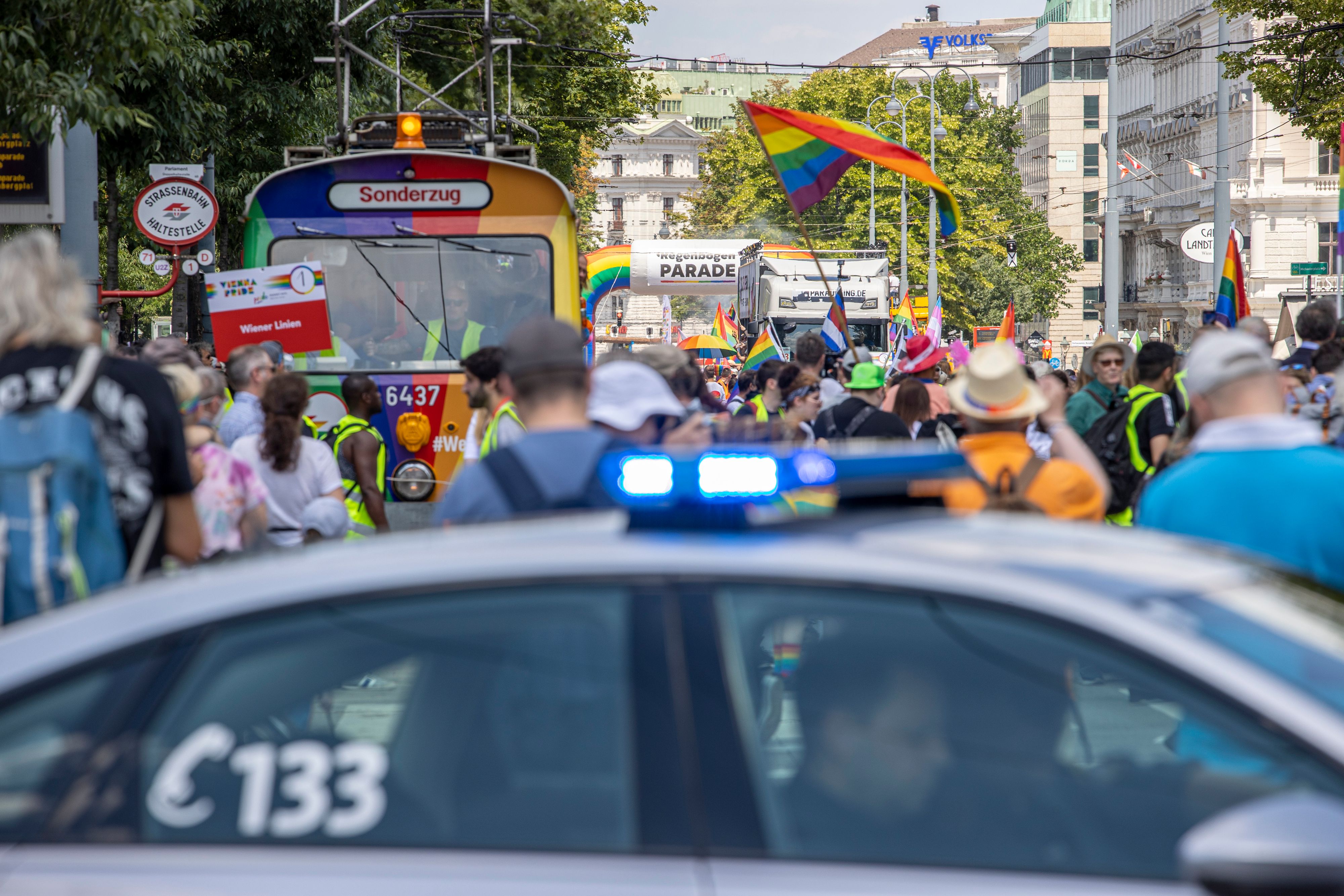 Großeinsatz der Polizei bei der Regenbogenparade, die heuer wieder in voller Größe in Wien stattfand.