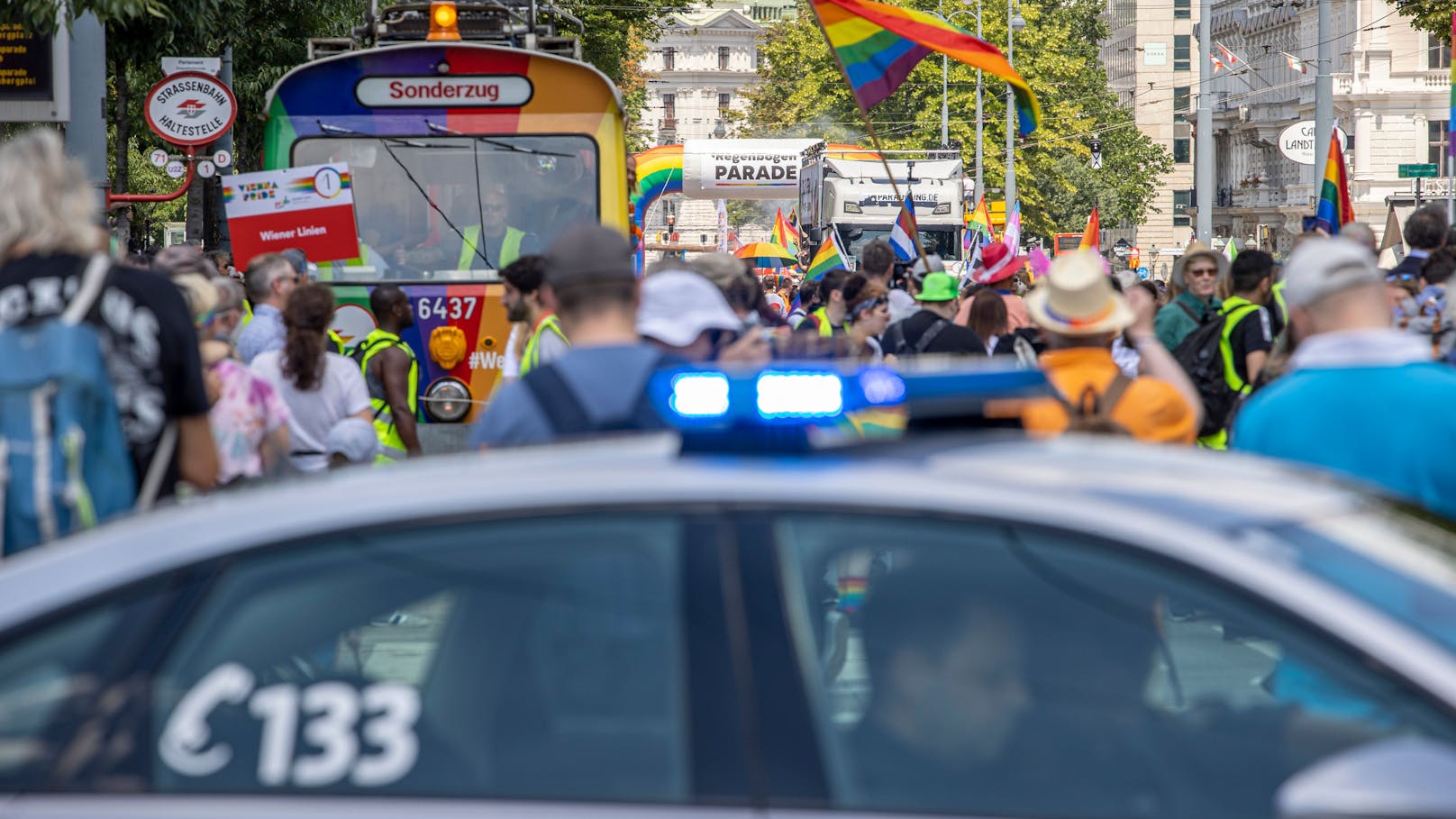 Großeinsatz der Polizei bei der Regenbogenparade, die heuer wieder in voller Größe in Wien stattfand.