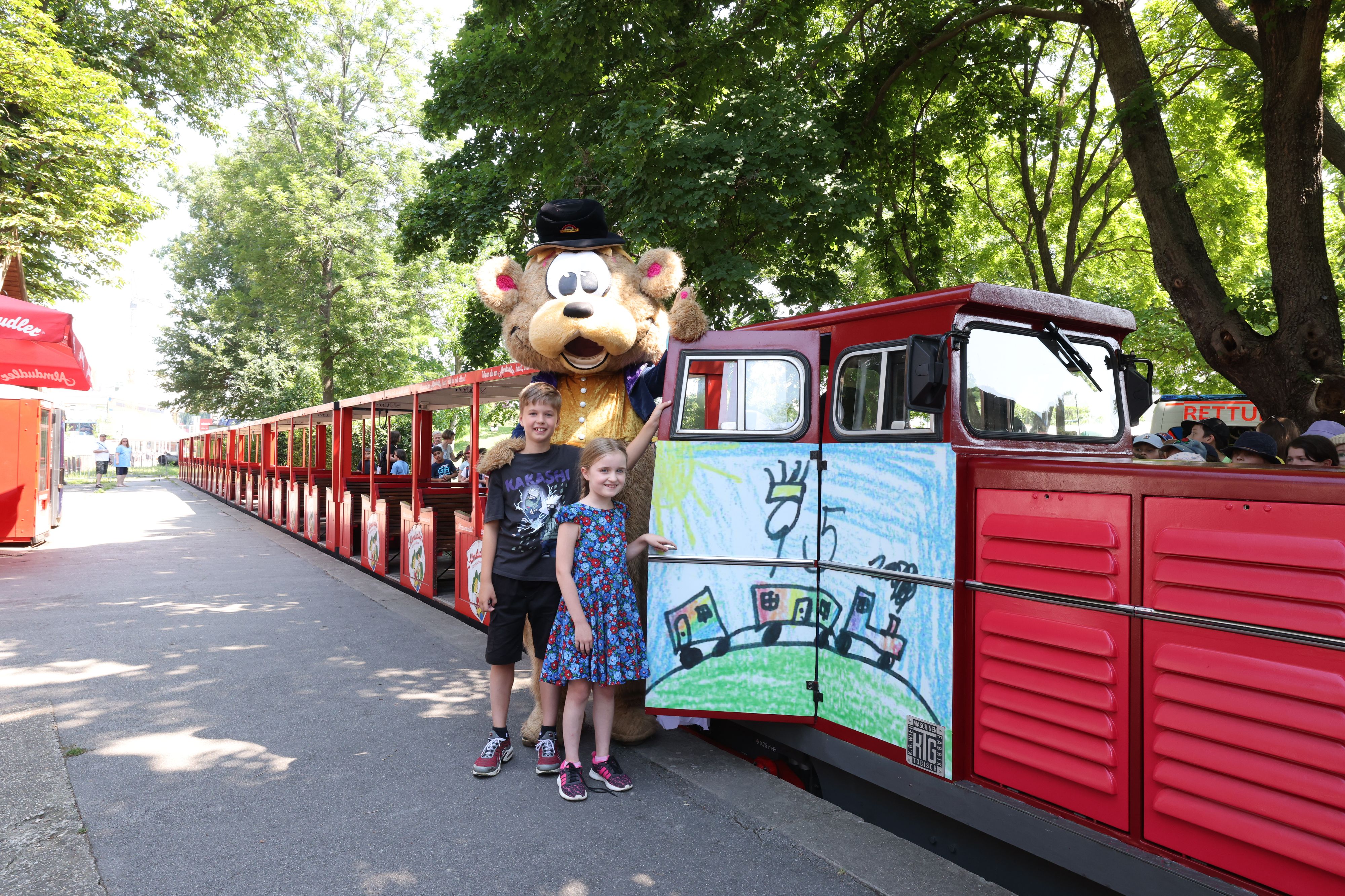 Paul (9) und IIda (8) dürfen sich über den Sieg beim Malwettbewerb für die Liliputbahn freuen. Ihr Werk ziert nun den Zug im Prater.