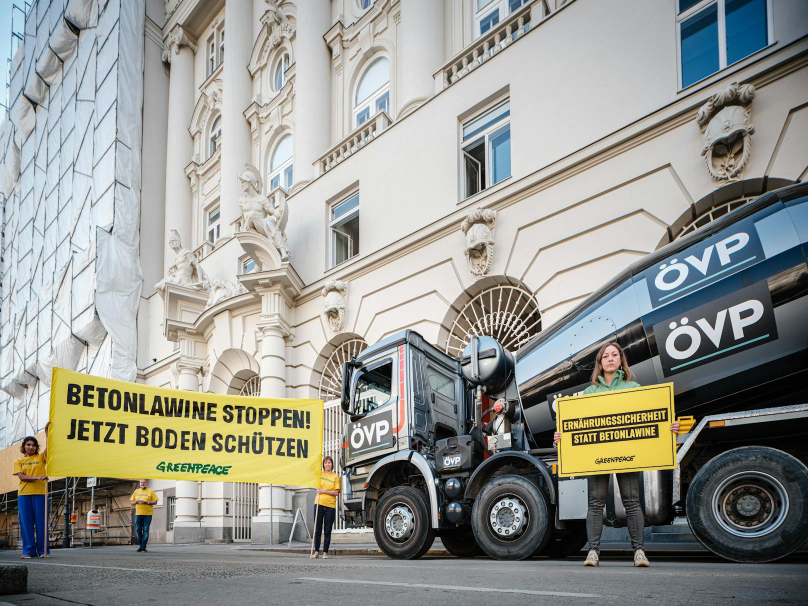 Greenpeace-Aktivisten fuhren a Montag mit einem Betonmischer vor dem Ministerium vor.