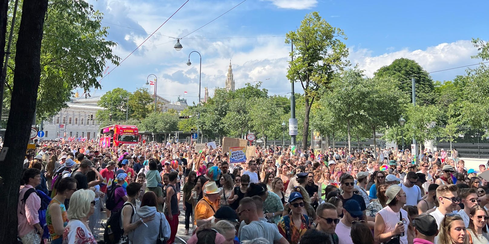 Auf der Pride selbst war die Stimmung ausgelassen und heiter.