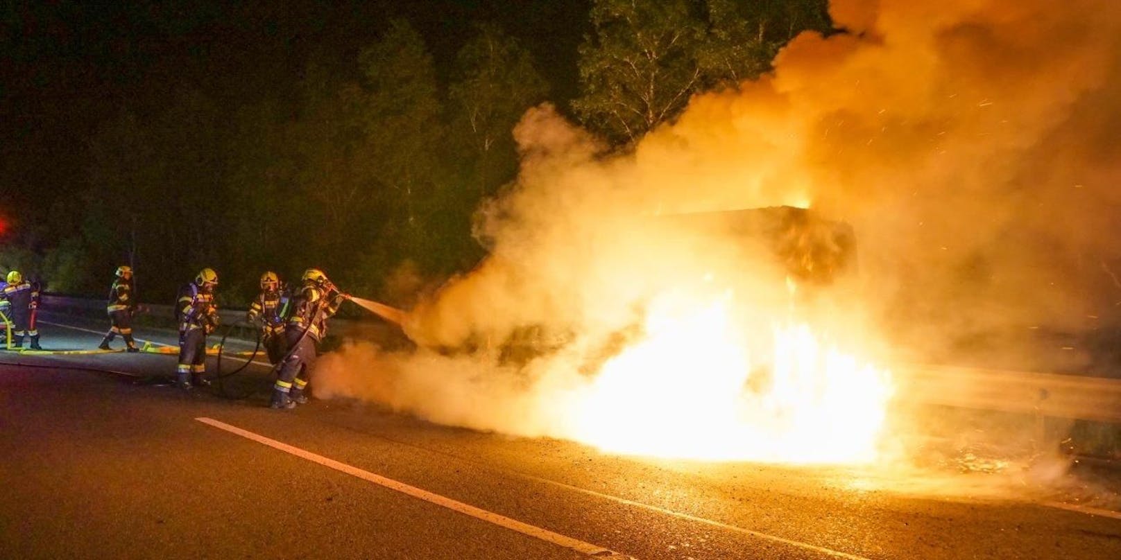 Beim Eintreffen der Feuerwehr stand der Kleinlaster bereits in Vollbrand.