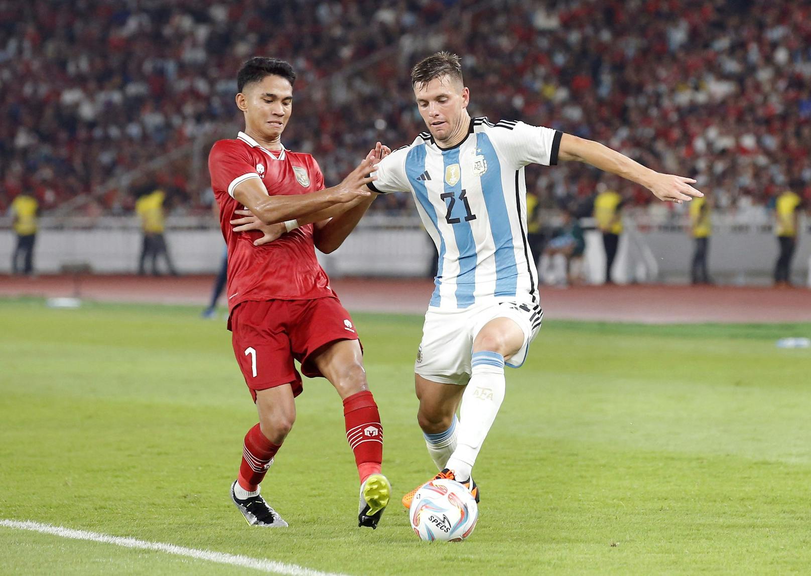 Argentiniens Lo Celso (r.) musste gegen Indonesien ohne Superstar Lionel Messi auflaufen