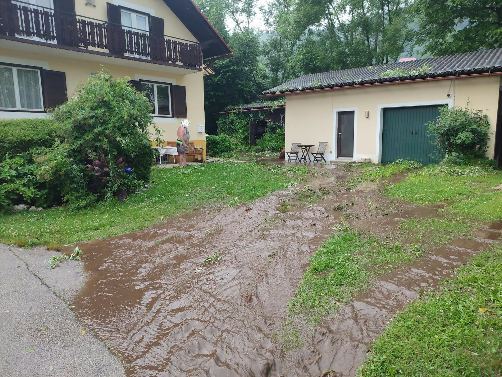 Ein heftiges Unwetter ist am frühen Montagabend über Kärnten gezogen und hat dabei mehrere Orte verwüstet. Die Feuerwehren verzeichneten etwa 25 Einsätze – Stromleitungen wurden beschädigt und Straßen überschwemmt.