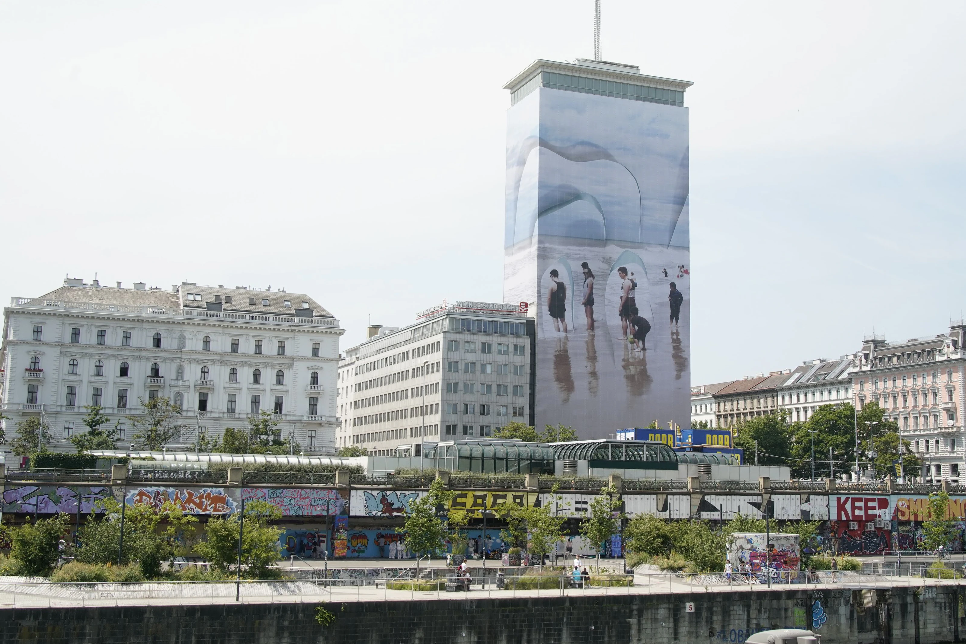 "Wandernde Eisberge" der slowenischen Künstlerin Vanja Bućan verhüllen bis Anfang September den Ringturm in der Wiener City.