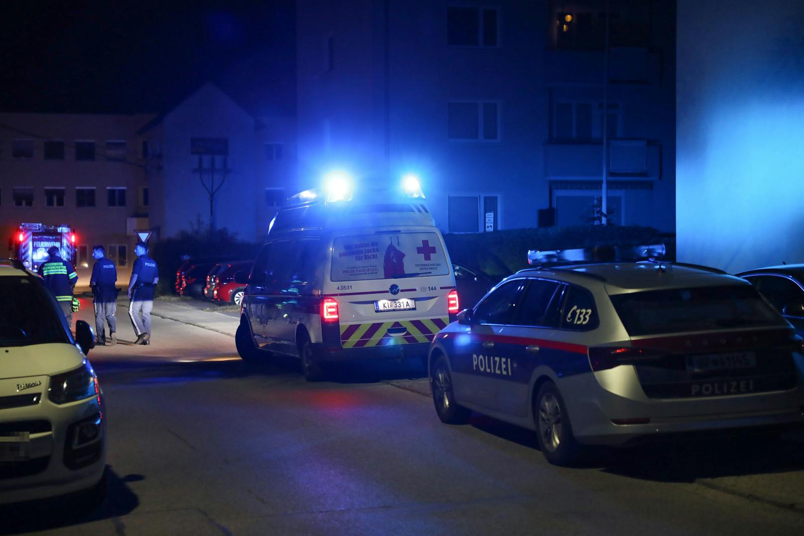 Die Einsatzkräfte von Feuerwehr, Rettungsdienst und Polizei standen in der Nacht auf Dienstag bei einer Personenrettung in einem Wohnhaus in Kremsmünster (Bezirk Kirchdorf an der Krems) im Einsatz.