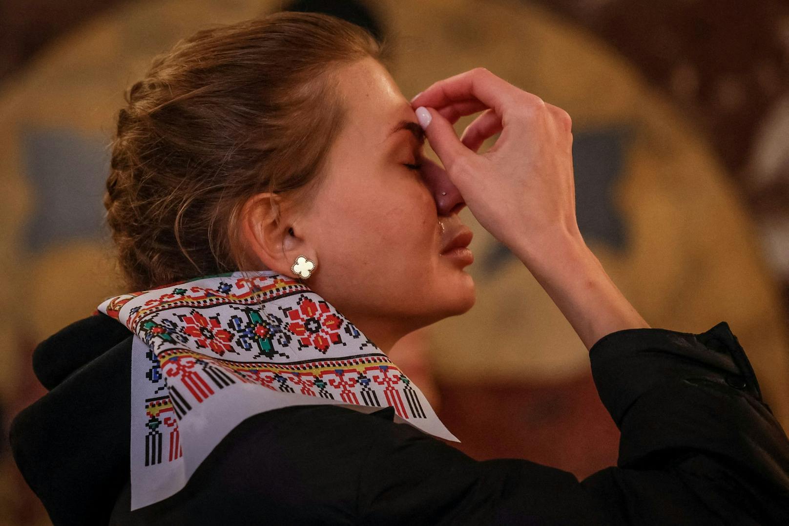 Eine Ukrainerin weint während des Gottesdienstes in der Volodymyrsky-Kathedrale in Kiew, Ukraine, 16. April 2023. 