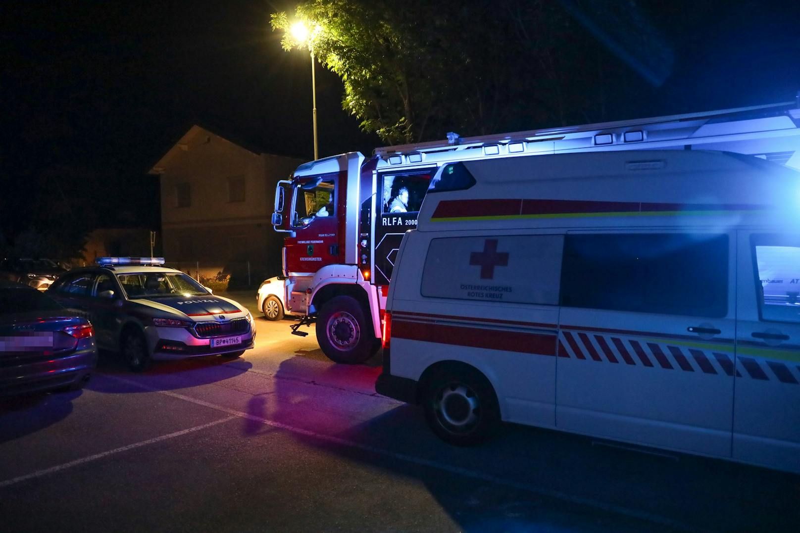 Die Einsatzkräfte von Feuerwehr, Rettungsdienst und Polizei standen in der Nacht auf Dienstag bei einer Personenrettung in einem Wohnhaus in Kremsmünster (Bezirk Kirchdorf an der Krems) im Einsatz.